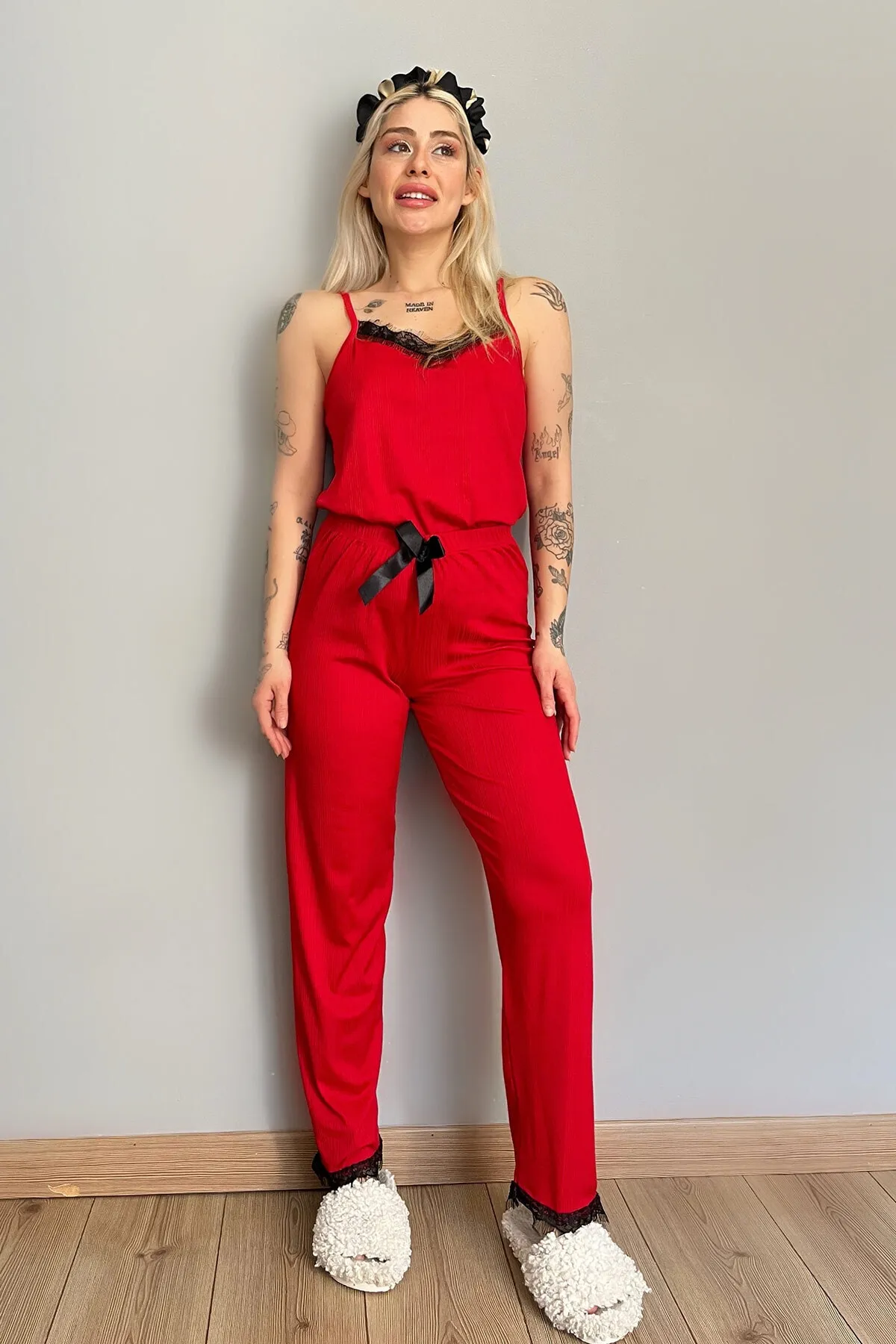 Pijamaevi  Gestricktes Damen-Pyjama-Set mit rotem Spitzenseil und Riemen