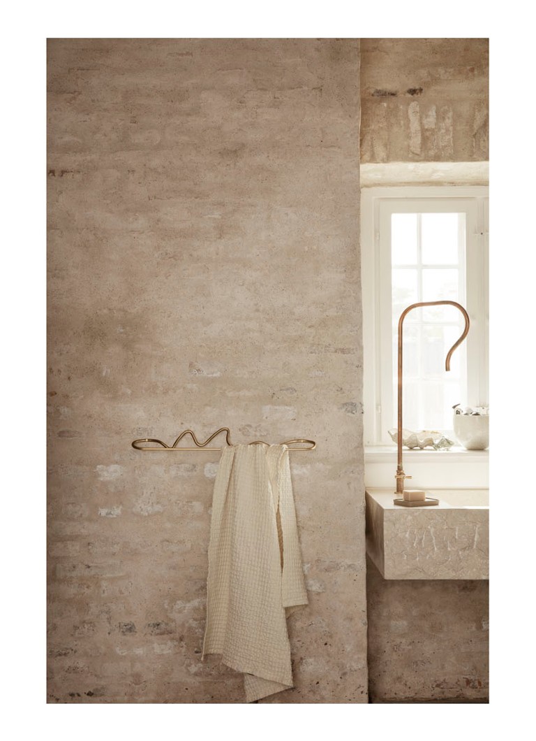 ferm LIVING Curvature håndklekrok laget av messing
