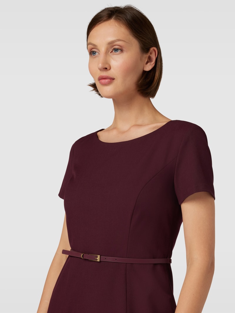 Knielanges Kleid mit Taillengürtel in bordeaux rot