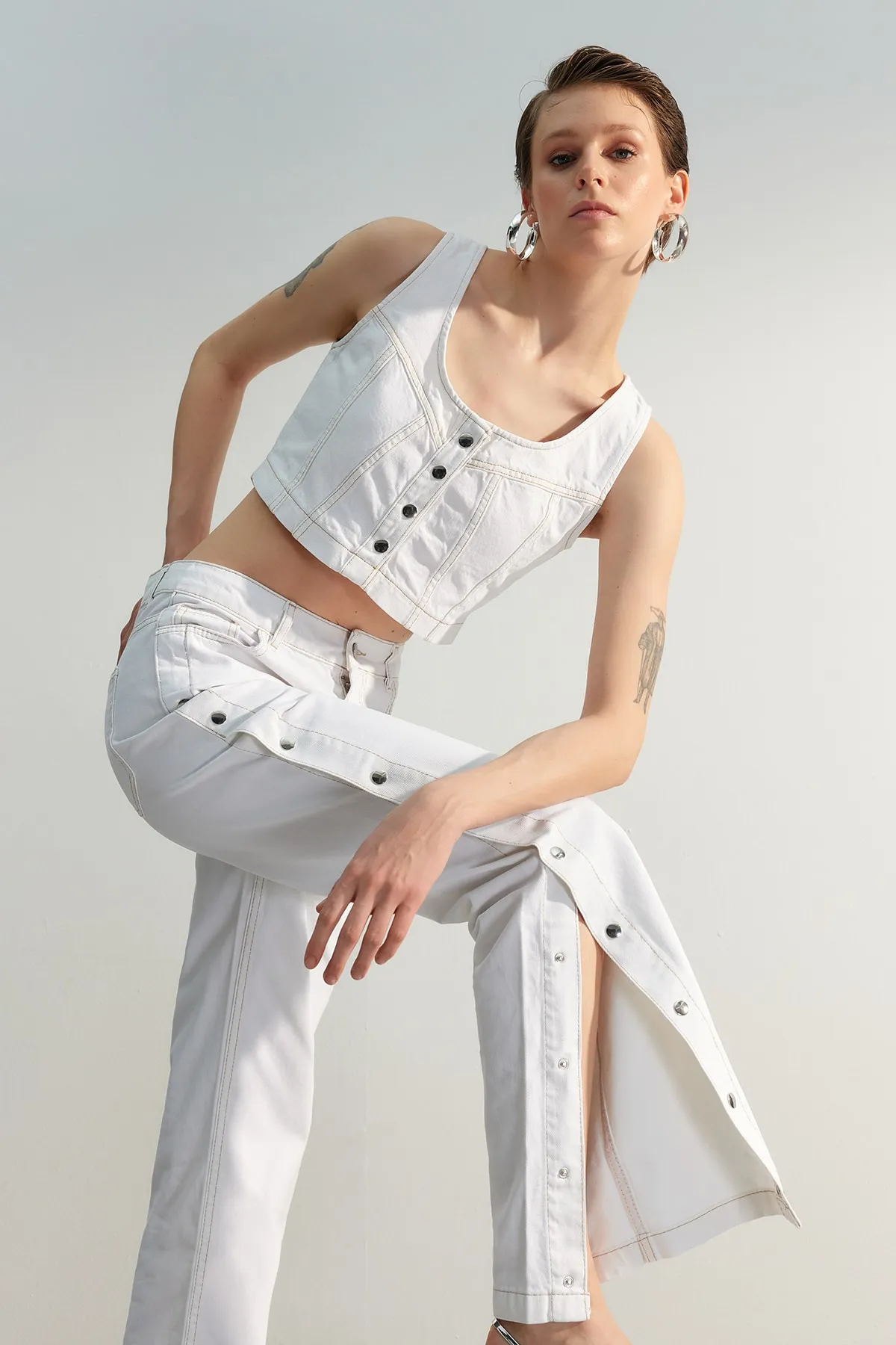 Trendyol Collection  Weißes Jeans-Bustier in limitierter Auflage mit Nieten-Detail TWOSS23BS00015