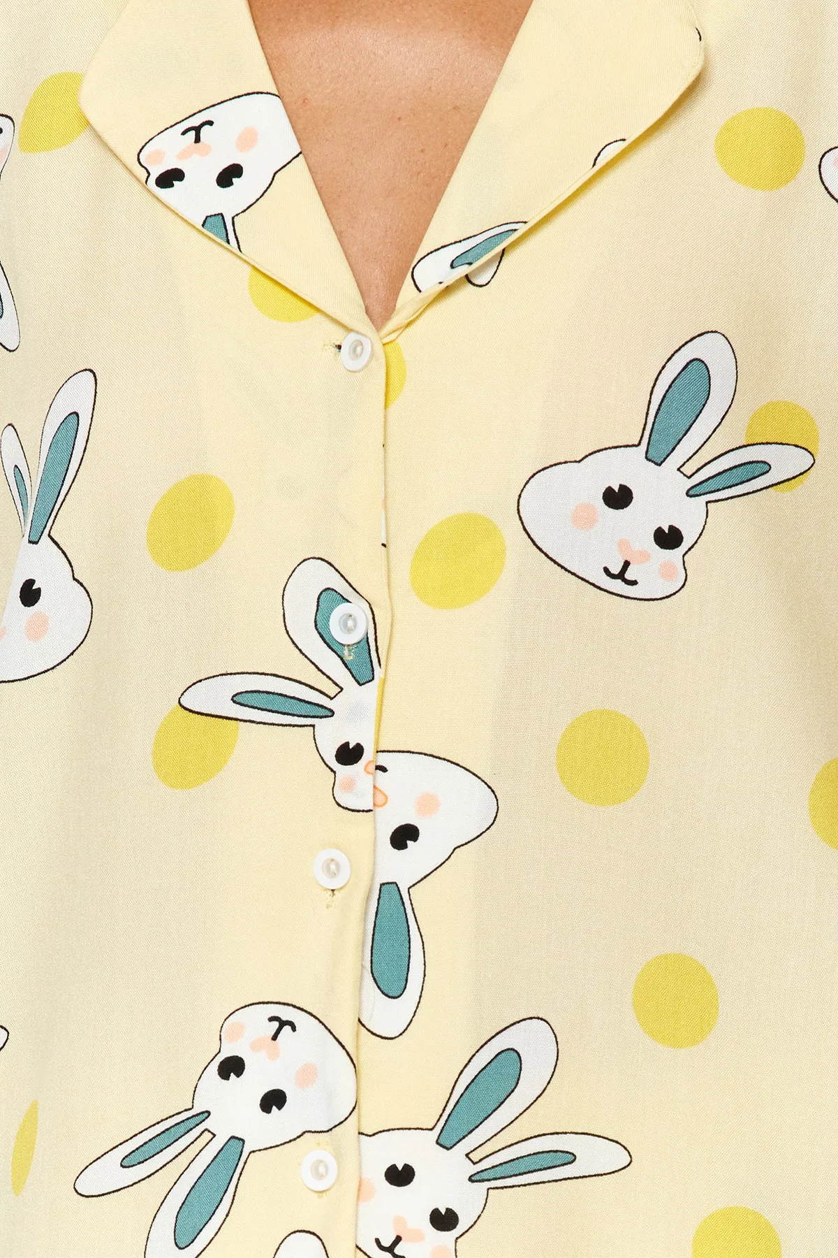 Trendyol Collection  Gelbes Pyjama-Set aus Viskose mit Hemd und Shorts mit Kaninchenmuster THMSS23PT00235