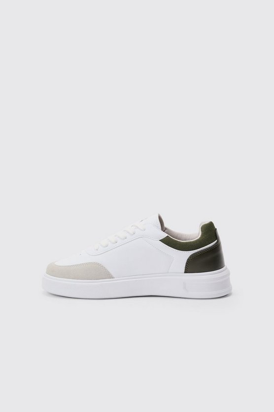 Weißer Sneaker mit klobiger Sohle