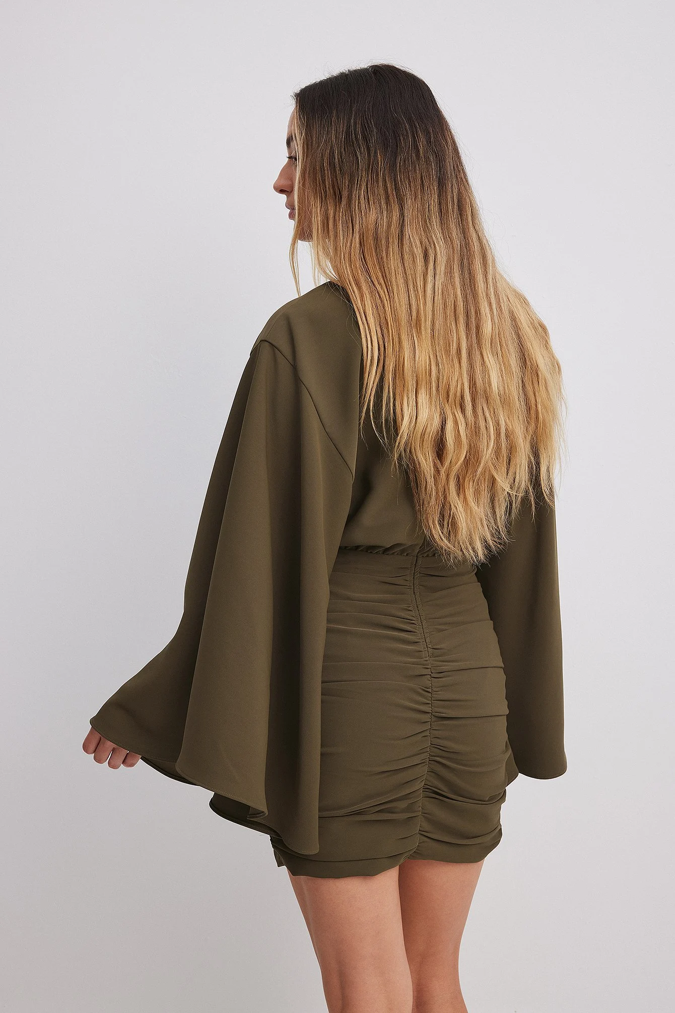 Drapiertes Minikleid mit weiten Ärmeln