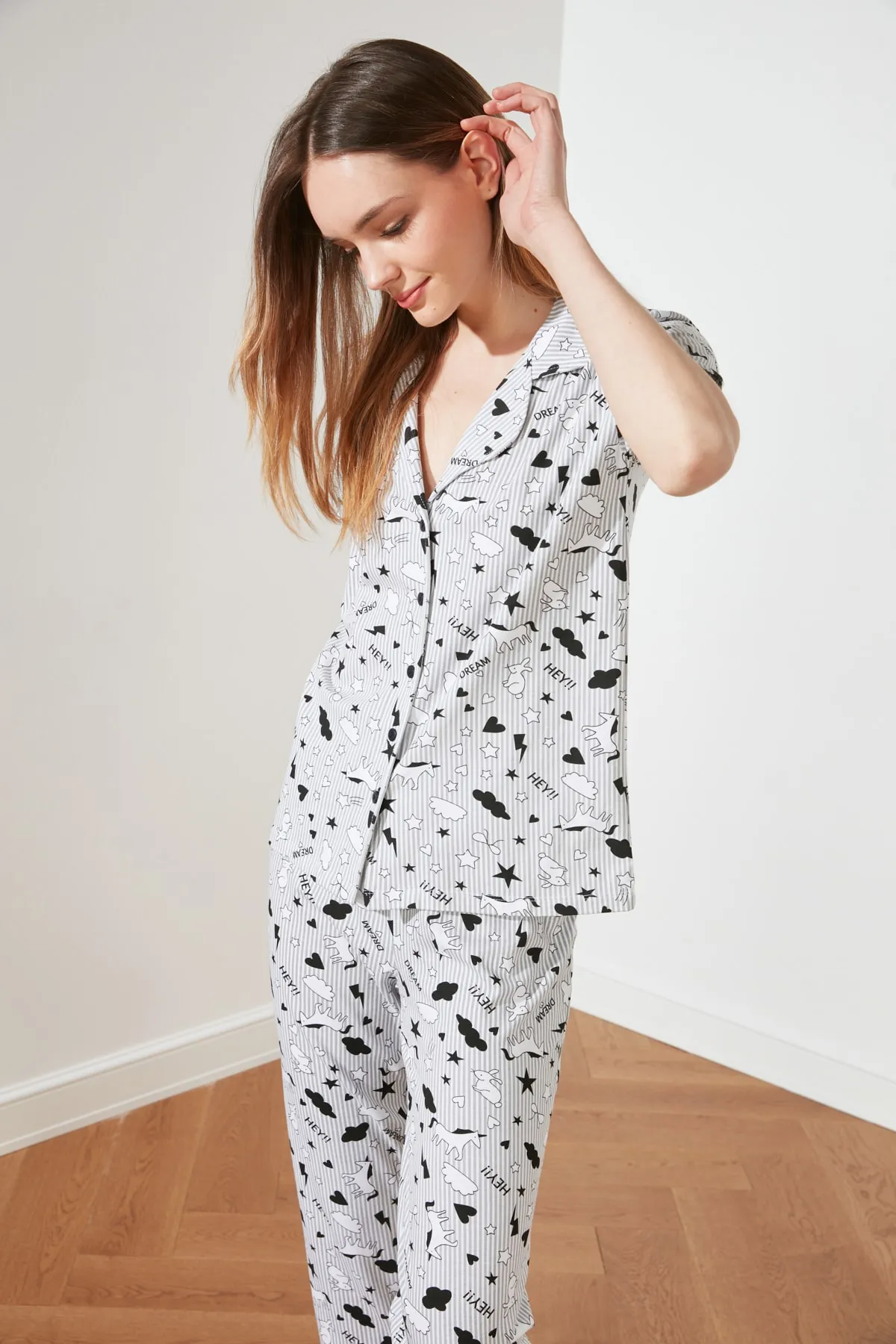 Trendyol Collection  Mehrfarbiges Strick-Pyjama-Set aus 100 % Baumwolle mit Paspelierung und grafischem Muster aus Hemd und Hose THMSS19IP0037