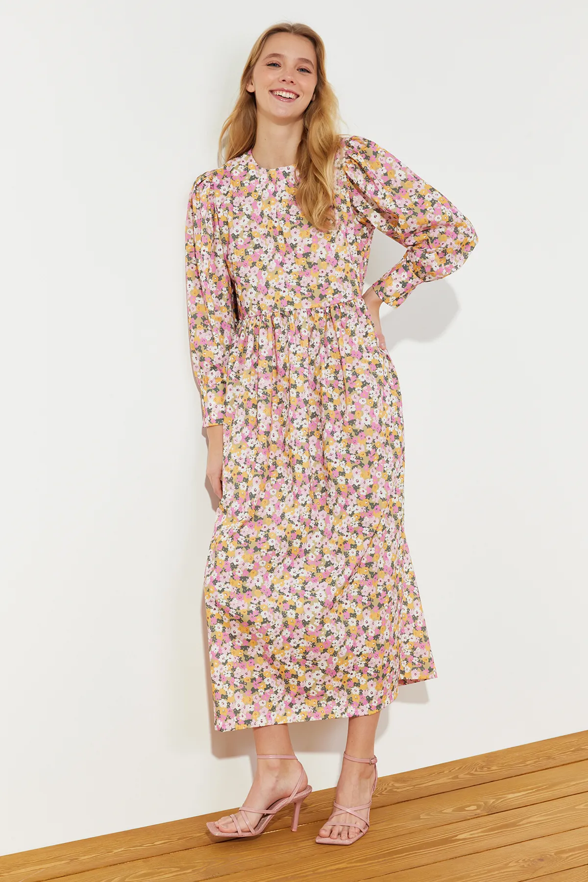 Trendyol Modest  Mehrfarbiges Kleid aus gewebter Baumwolle mit Blumenmuster TCTSS24EB00088
