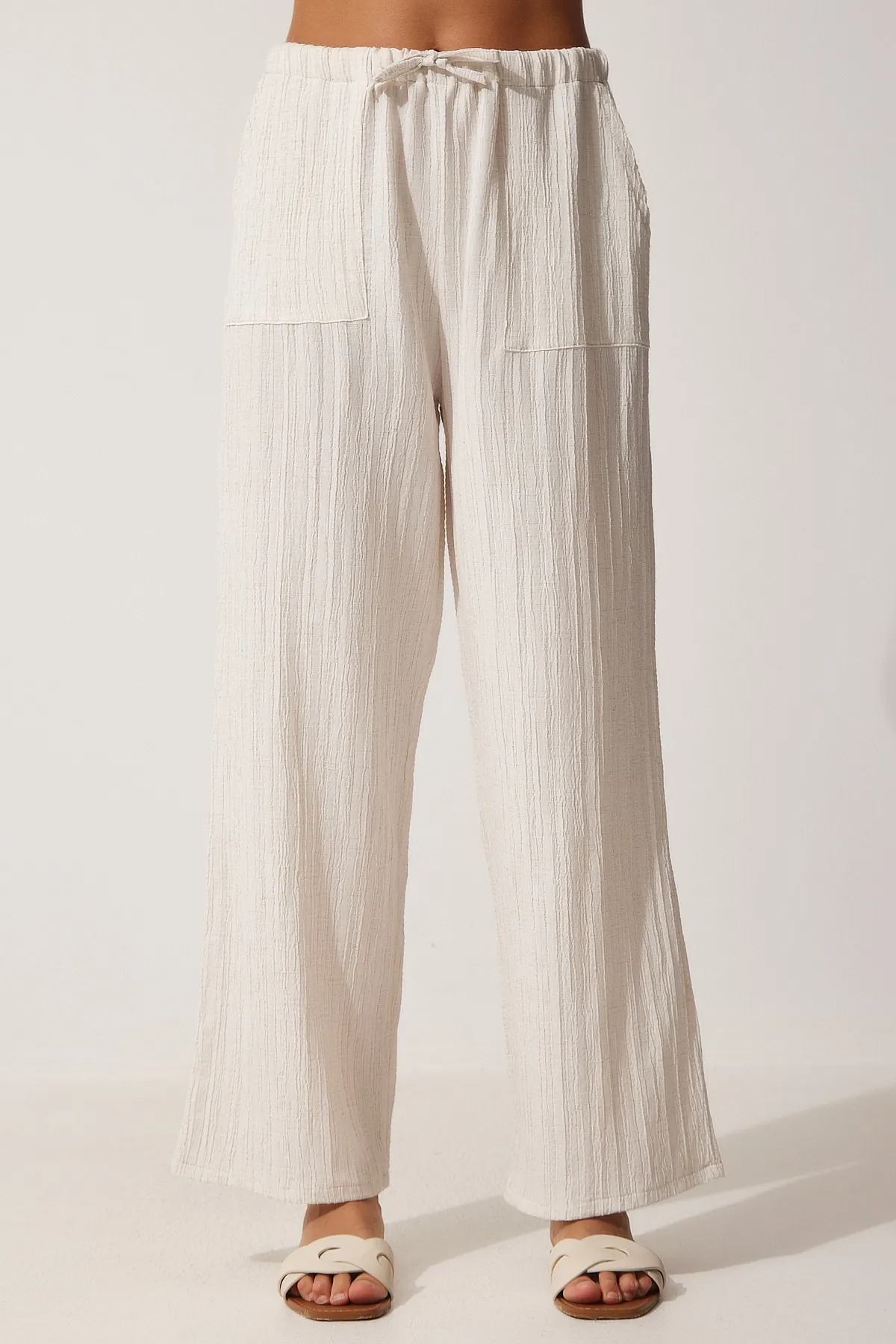 Happiness İstanbul  Cremefarbene Sommer-Perlenhose mit weiten Taschen für Damen AP00183