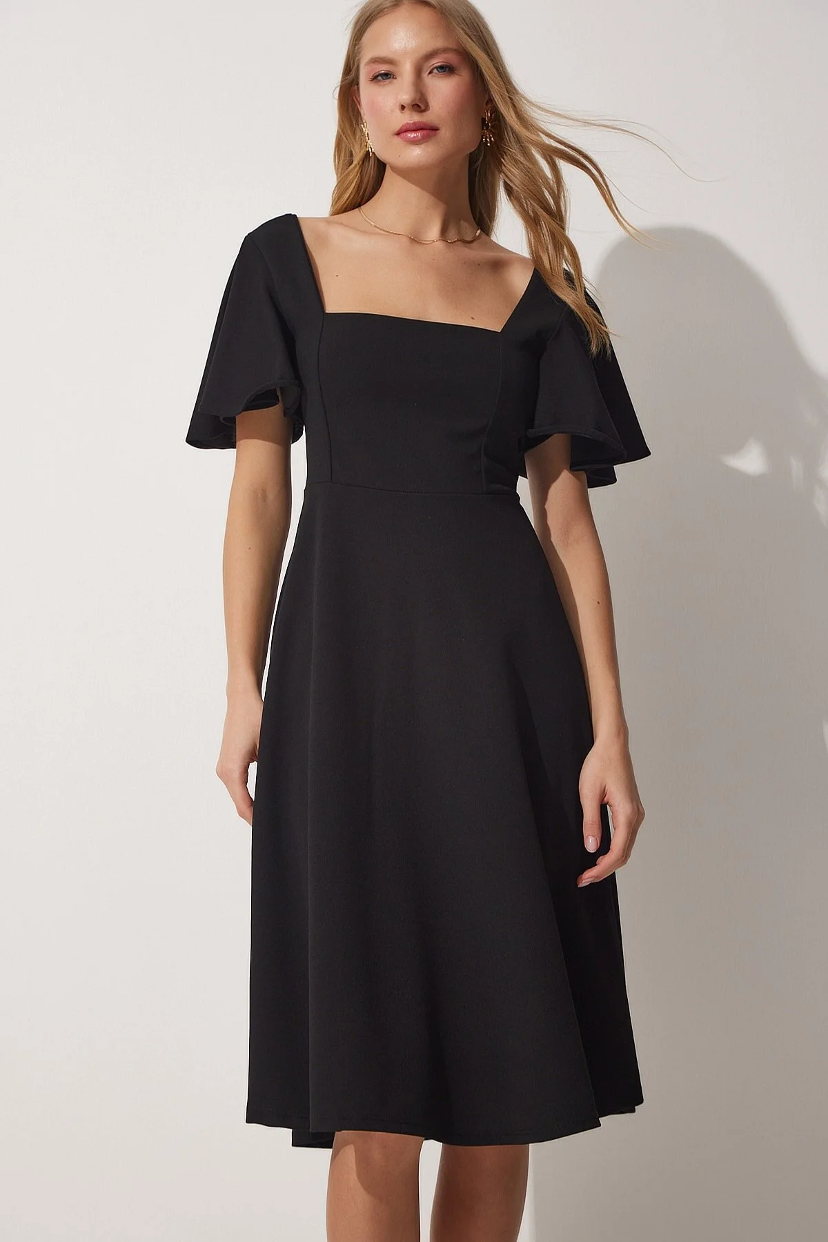 Happiness İstanbul  Ausgestelltes, gewebtes Kleid mit Volantärmeln, quadratischem Ausschnitt