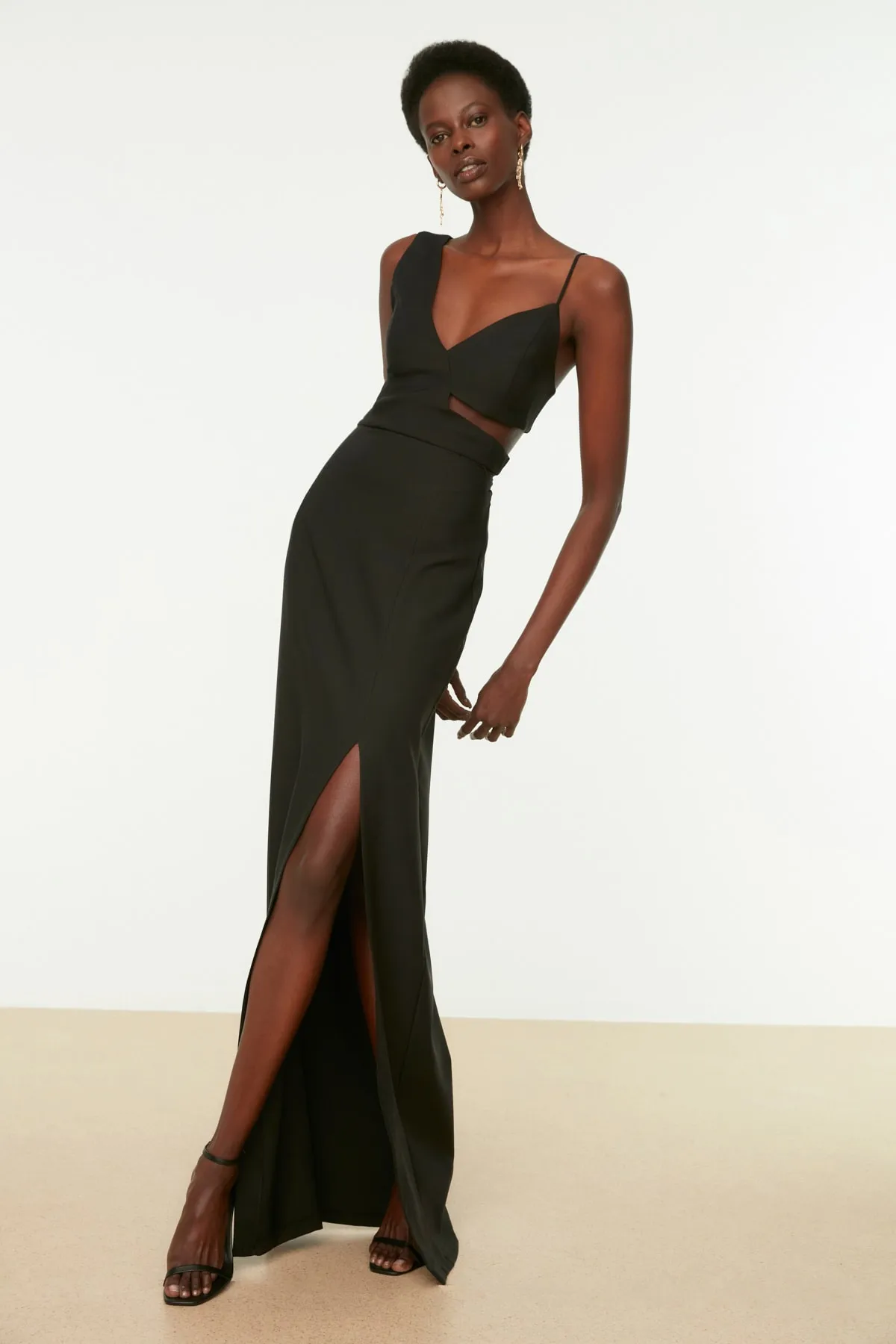 Trendyol Collection  Schwarzes, gefüttertes, gewebtes langes Abendkleid mit Fenster-/Ausschnittdetails TPRSS21AE0179