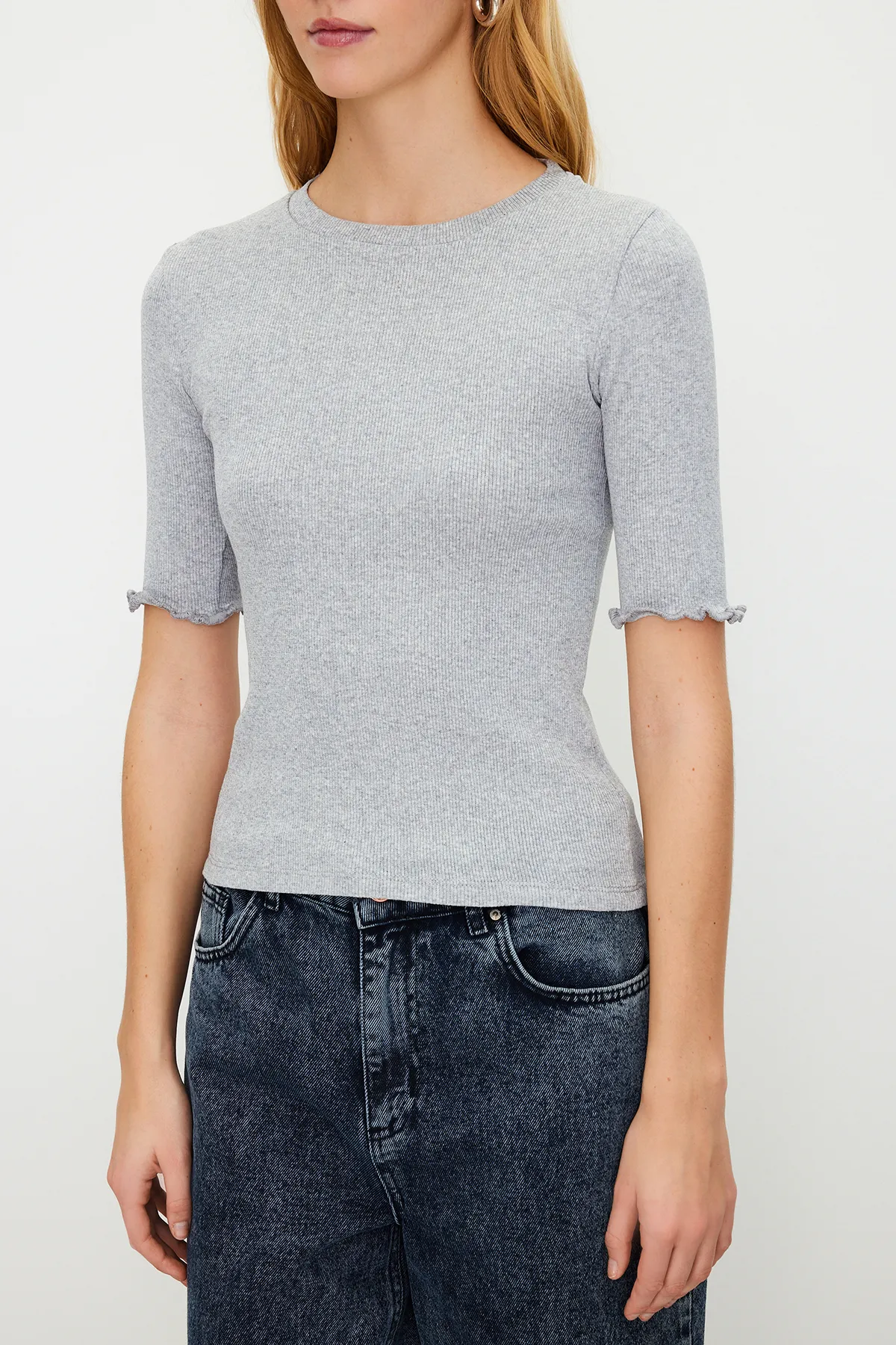 Trendyol Collection  Gerippte, taillierte, dehnbare Strickbluse mit Rundhalsausschnitt in Grau-Melange TWOSS23BZ00025