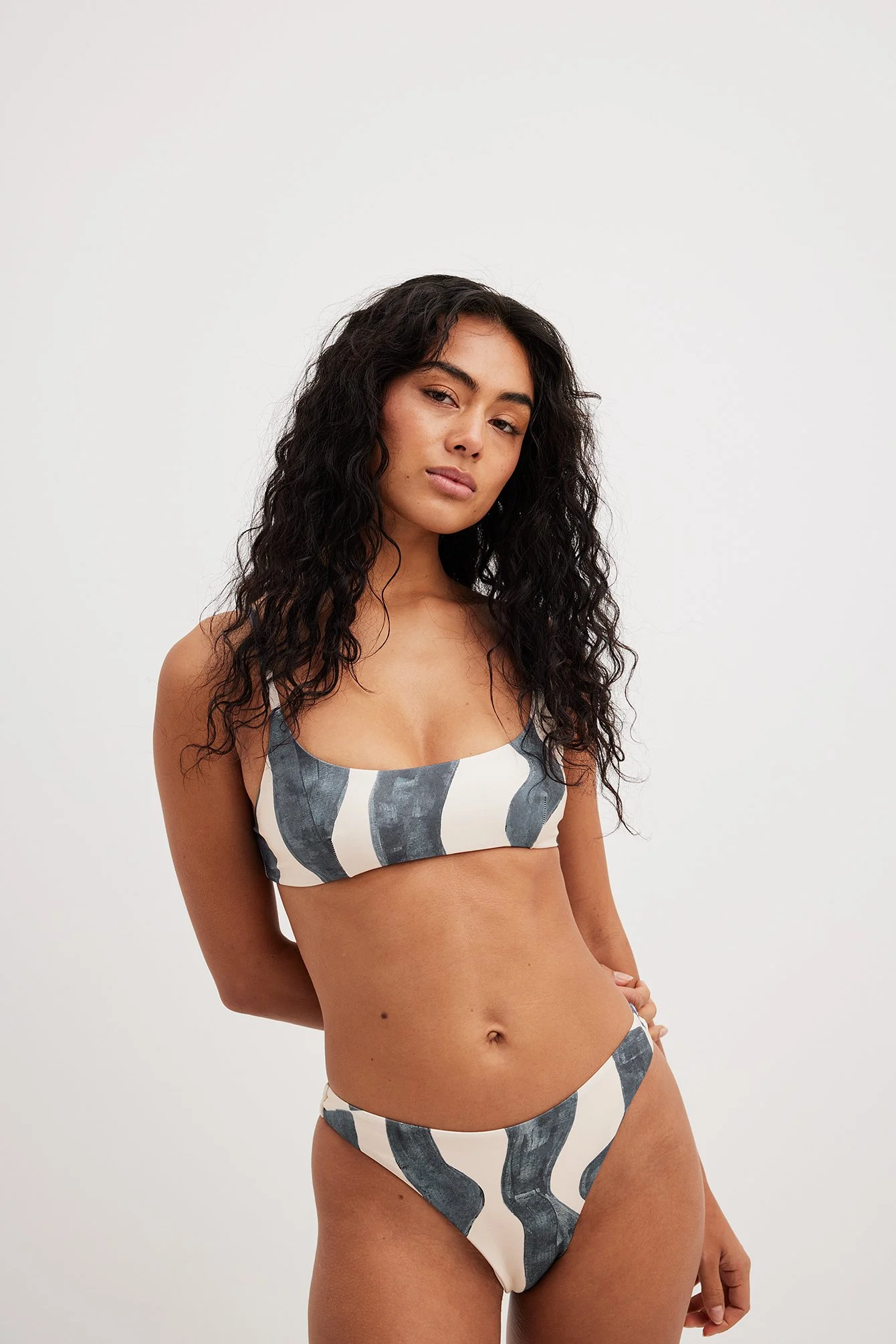 Glänzendes Bikini-Oberteil mit Clean Cut