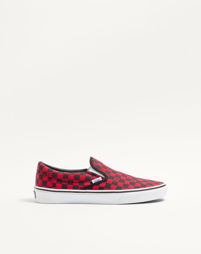 Tênis slip-on Valentino Garavani e Vans em tecido com estampa xadrez do logo V.