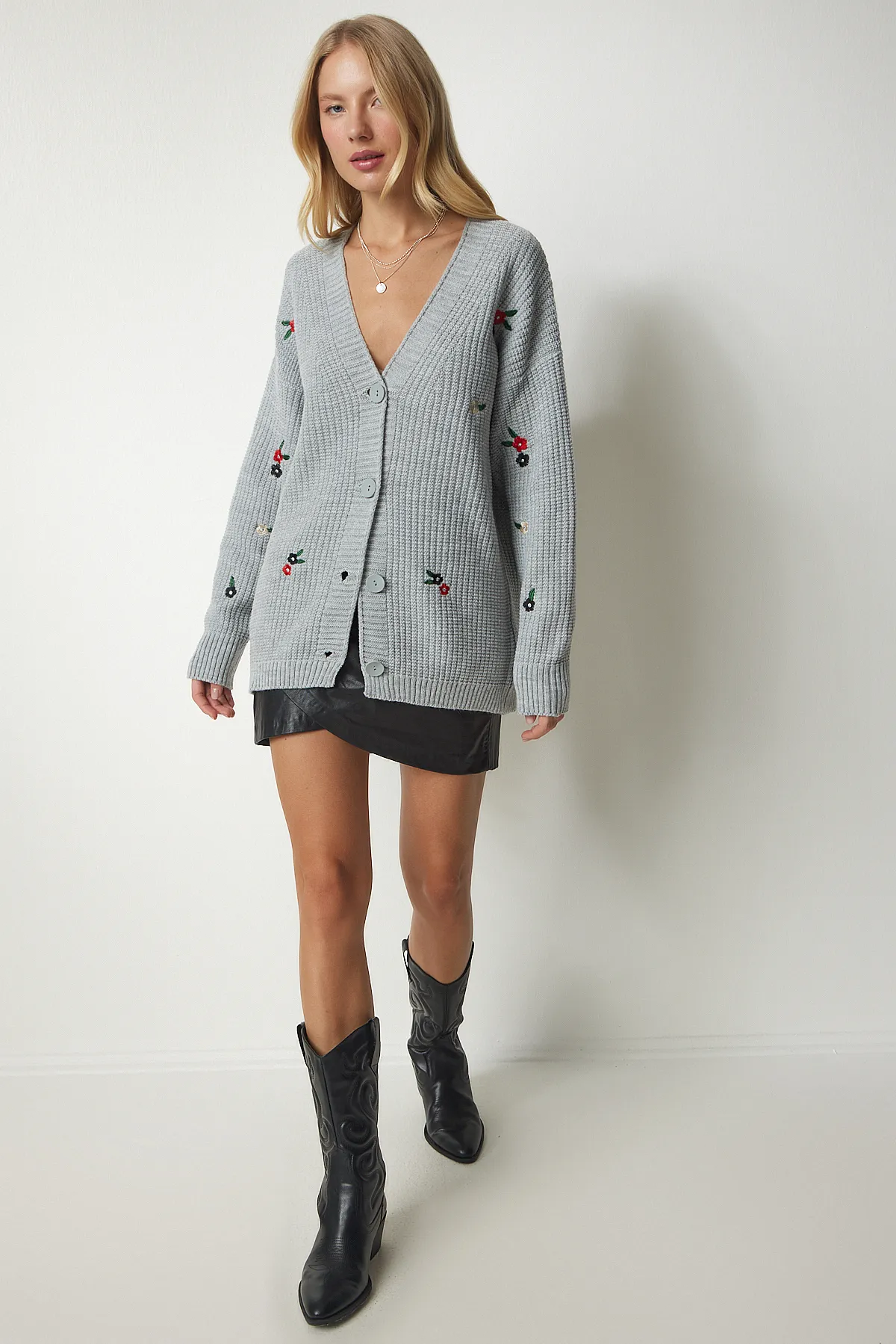Happiness İstanbul  Graue Strickjacke mit Blumenstickerei und Knöpfen für Damen KG00004