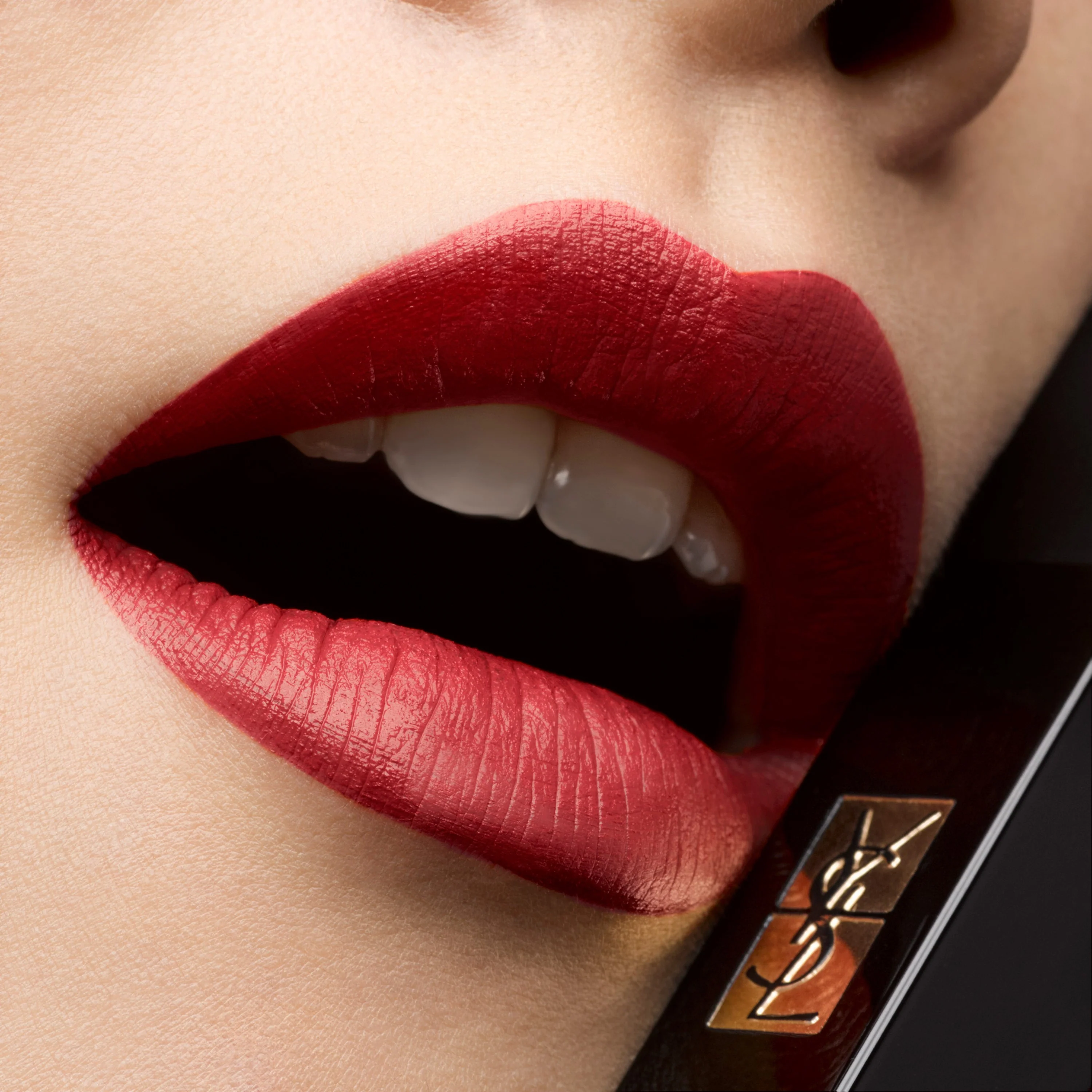Rouge Pur Couture The Slim Velvet Radical Lipstick - Mattahuulipuna, Huulipuna