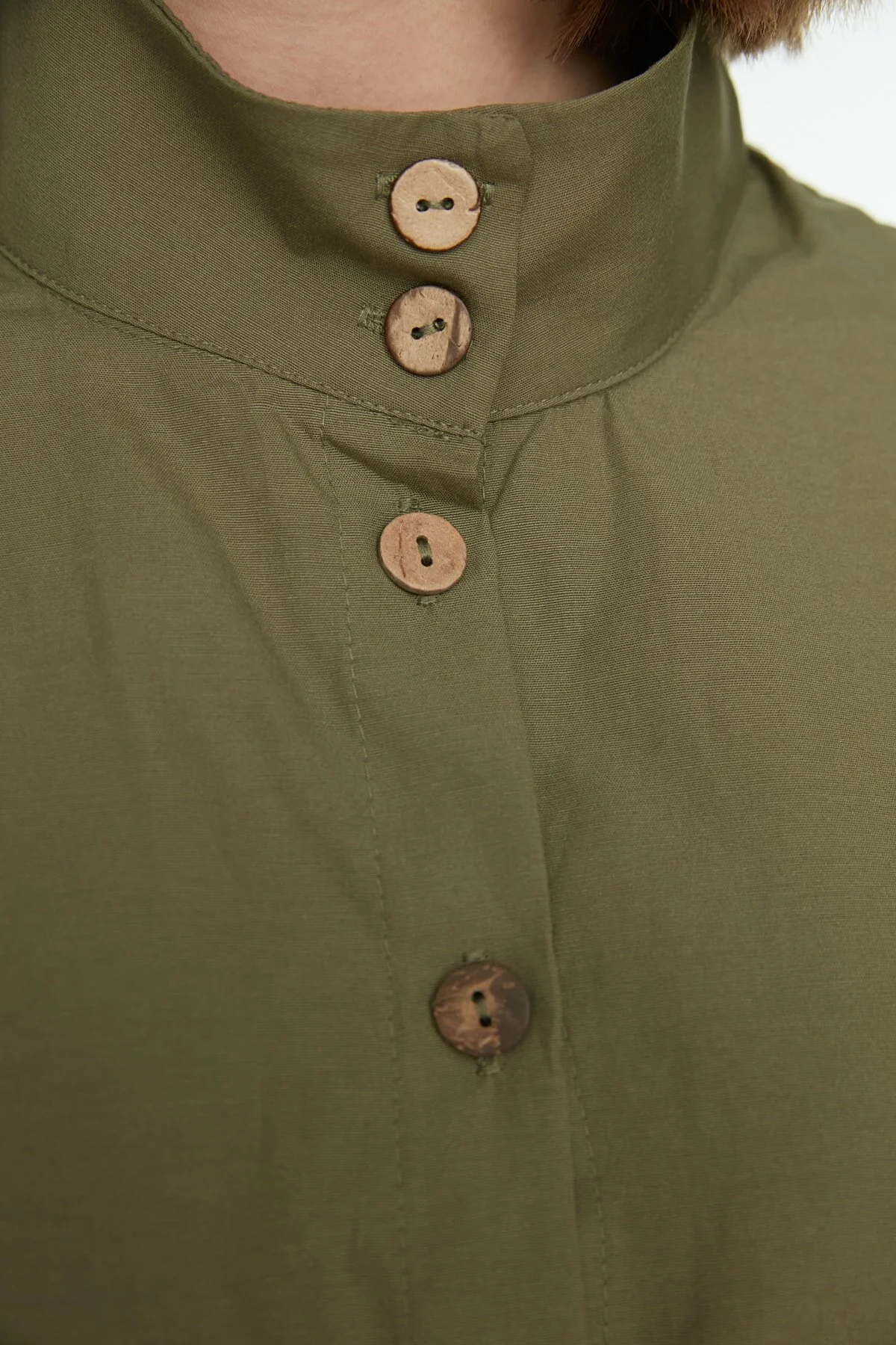 Trendyol Modest  Khakifarbener gewebter Hemd-Hosen-Anzug mit Stehkragen und Gürtel TCTSS21AU0247