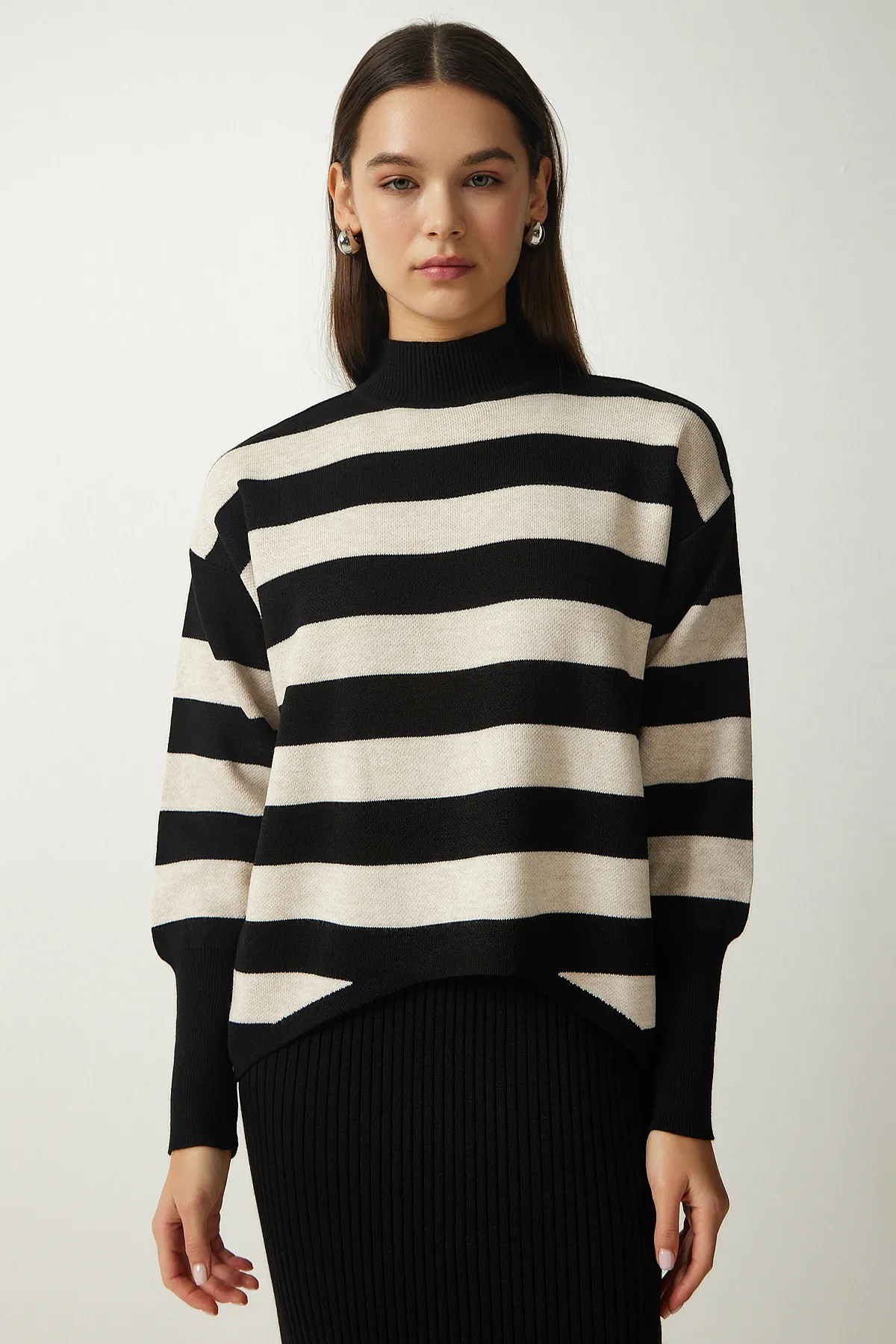 Happiness İstanbul  Schwarzer gestreifter Pulloverkleid-Strickanzug für Damen KG00008