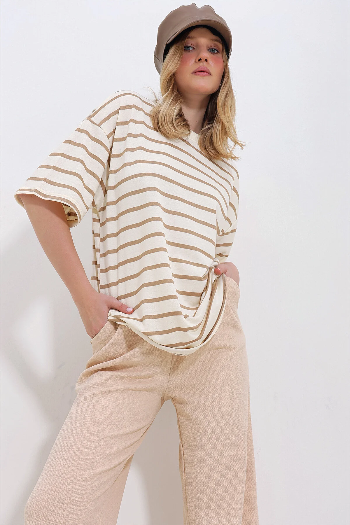 Trend Alaçatı Stili  Damen-Unisex-T-Shirt „Milchkaffee“ mit Rundhalsausschnitt, gerippt, gestreift, 2 Fäden, ALC-X11418