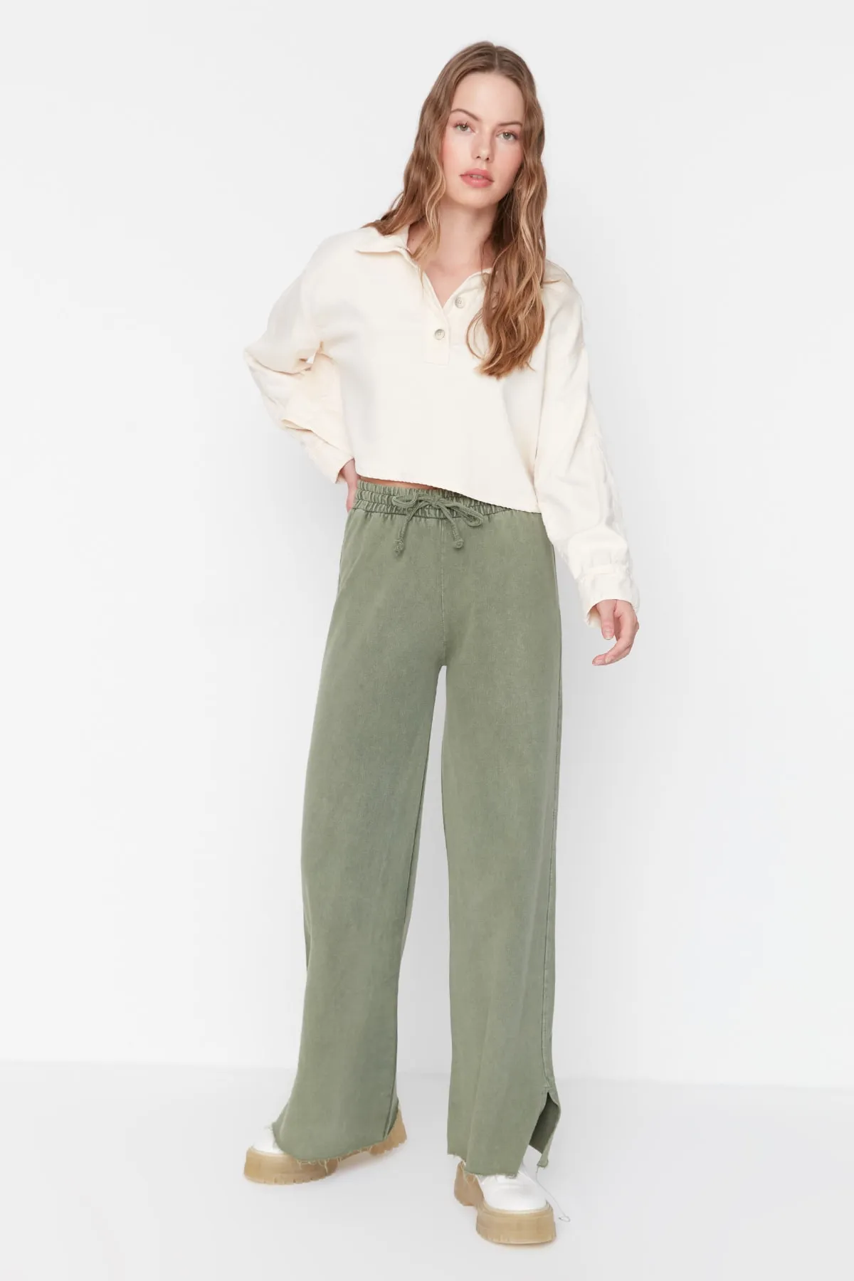Trendyol Collection  Khakifarbener Antik-/verblasster Effekt, weites Bein/weites Bein, schmale Strick-Jogginghose mit normaler Taille TWOAW22EA0426