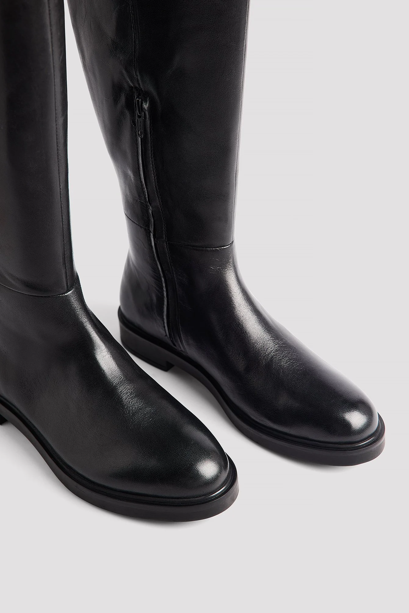 Flache kniehohe Lederstiefel