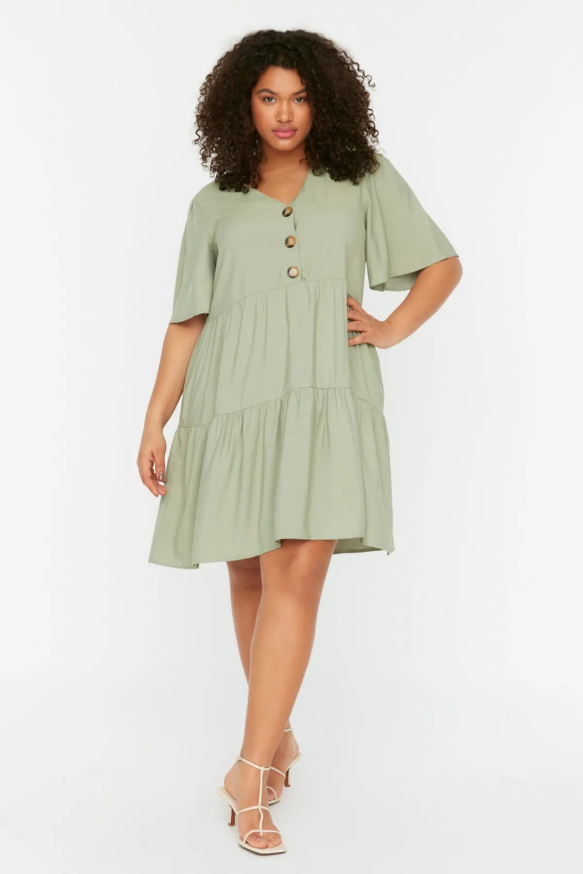 Trendyol Curve  Hellkhakifarbenes, gewebtes Kleid mit V-Ausschnitt und Knöpfen TBBSS22AH0167