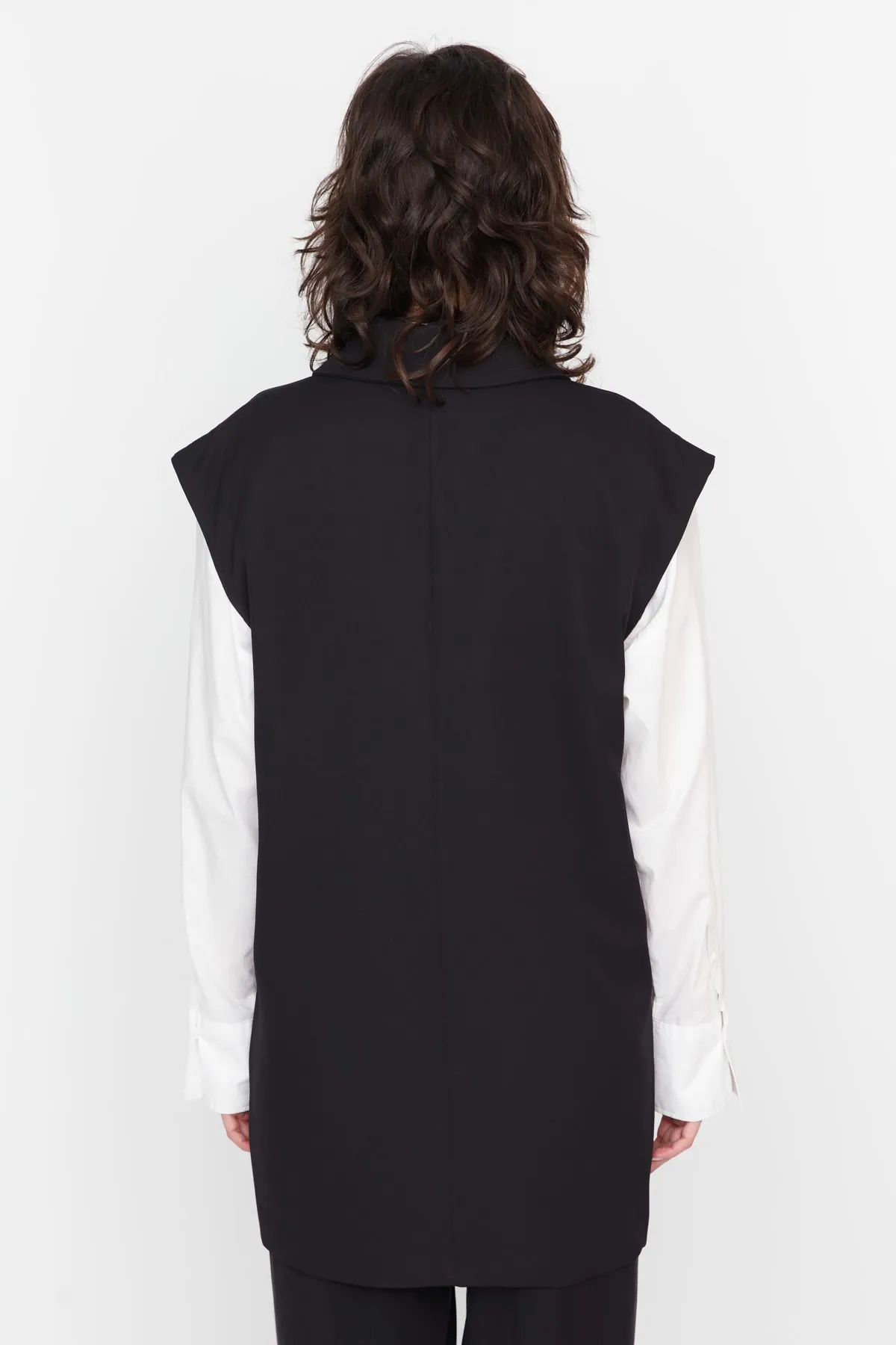 Trendyol Modest  Schwarze gewebte Weste mit halbem Gürtelverschluss und Taillenbund TCTAW23YL00006