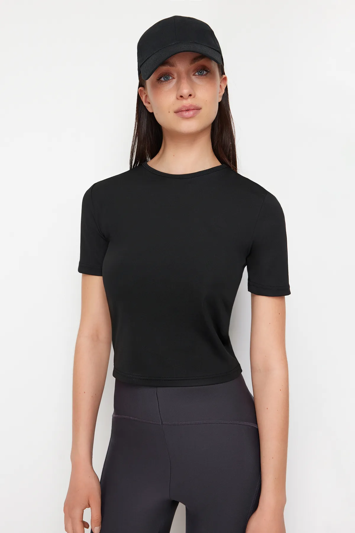 Trendyol Collection  Schwarzes, dünnes Ektra-Gewebe, Rundhalsausschnitt, gestricktes Sport-Top/Bluse THMSS24BZ00008