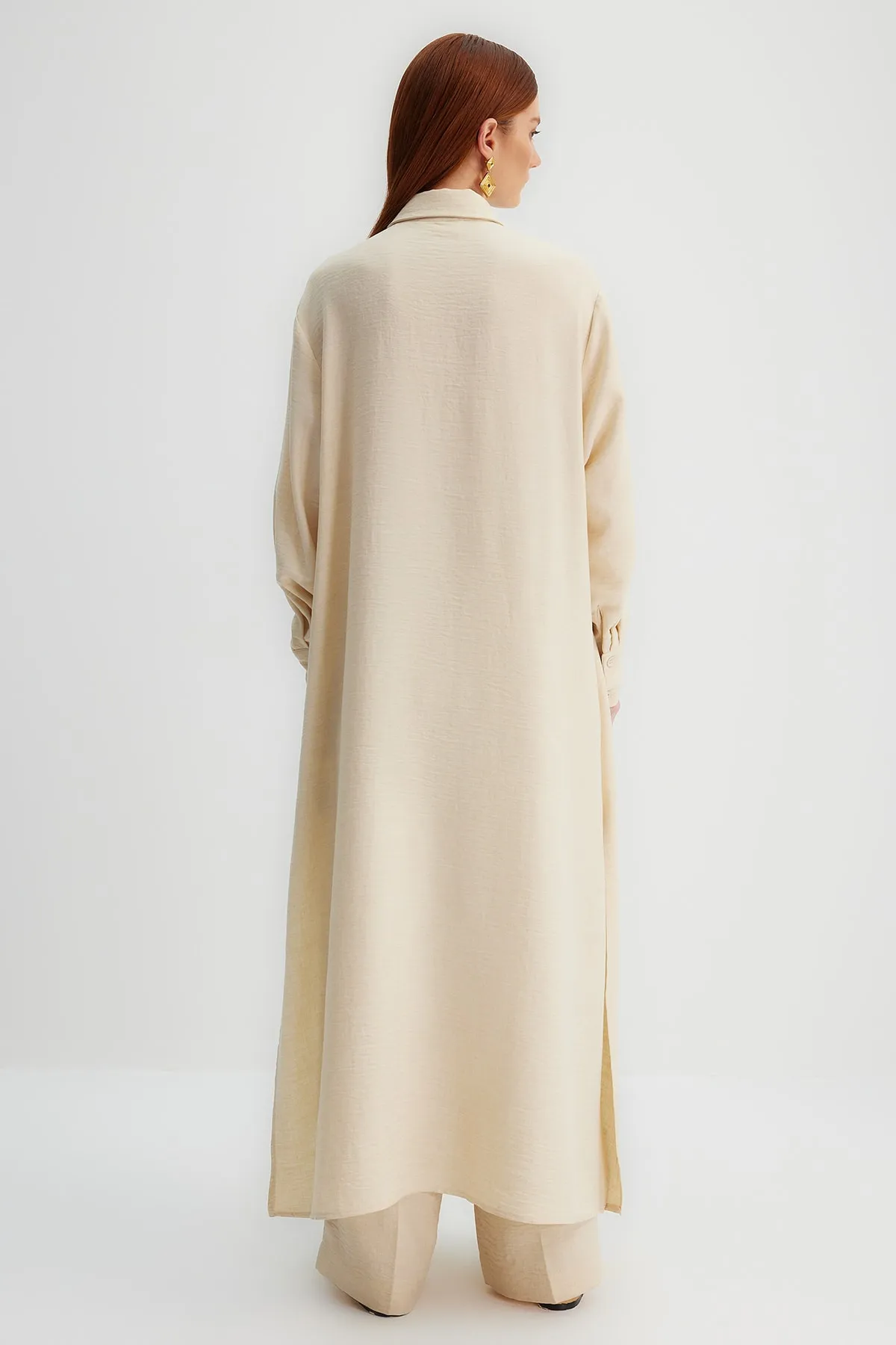Trendyol Modest  X Kevser Sarıoglu Beiges, langes, gewebtes Hemd mit seitlichem Schlitztaschendetail TCLSS23TG00000