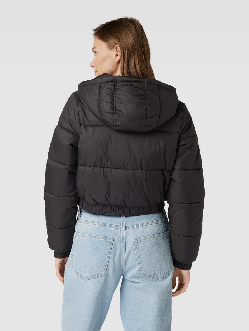 Crop Steppjacke mit Kapuze in schwarz