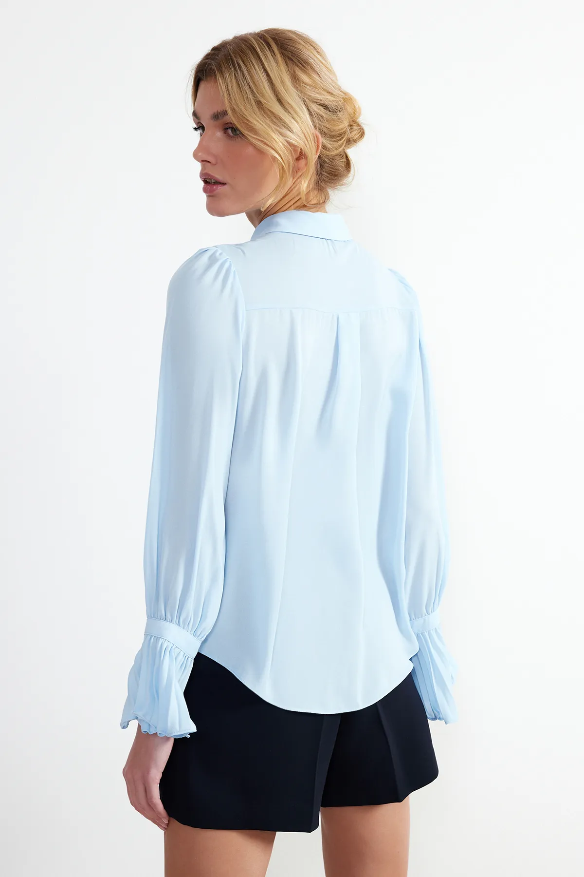 Trendyol Collection  Babyblaues gewebtes Hemd mit spanischen Ärmeln - Regular Fit TWOAW22GO0487