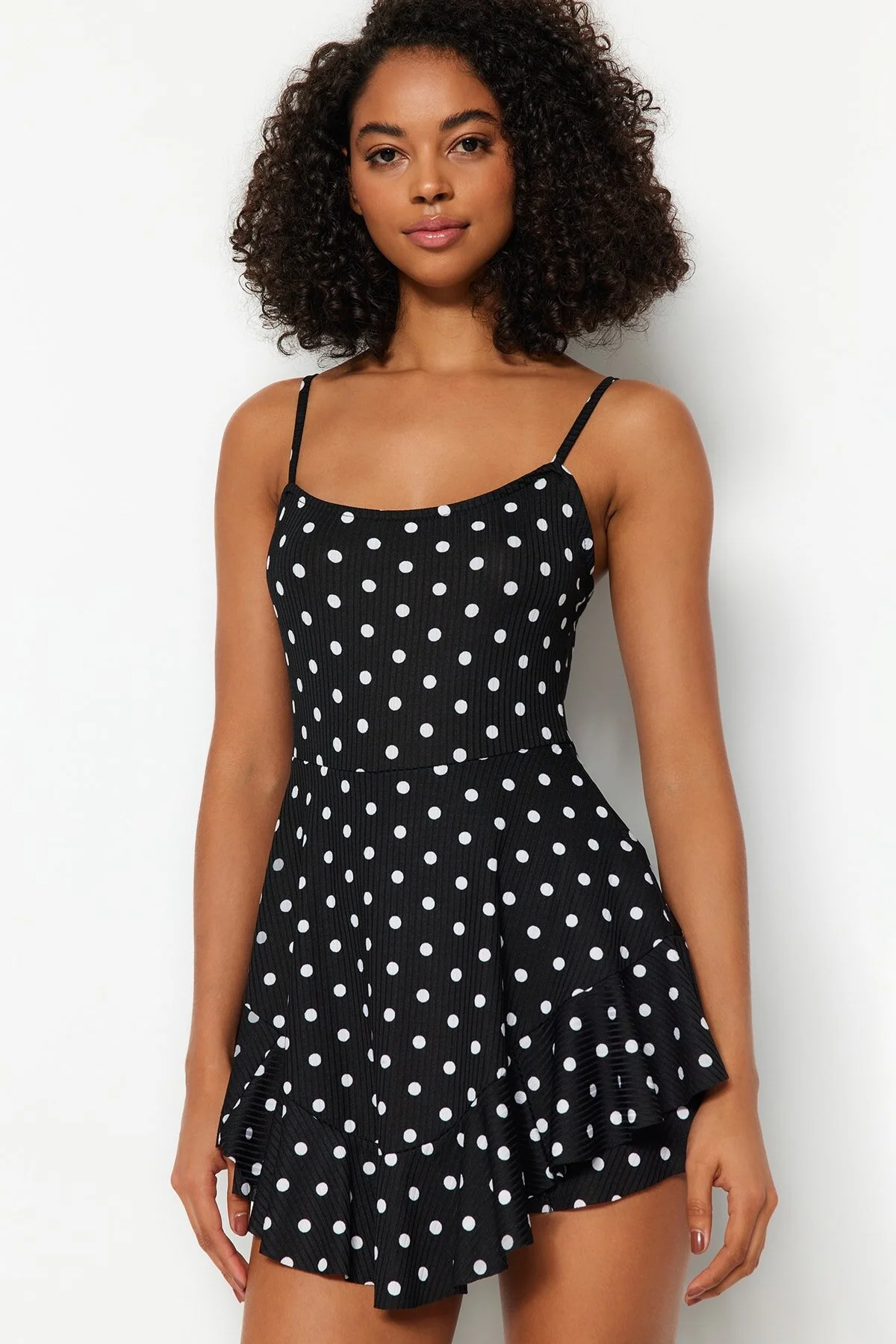Trendyol Collection  Weißer Mini-Strick-Jumpsuit mit gepunktetem Riemchenvolant und Shorts TWOSS23TU00044