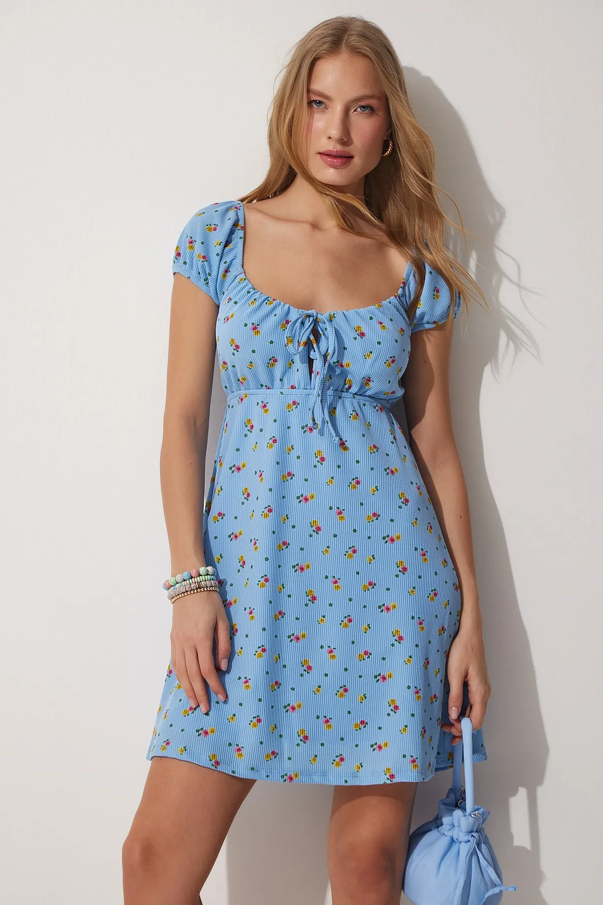 Happiness İstanbul  Geblümtes Sommer-Mini-Strickkleid mit Carmenkragen