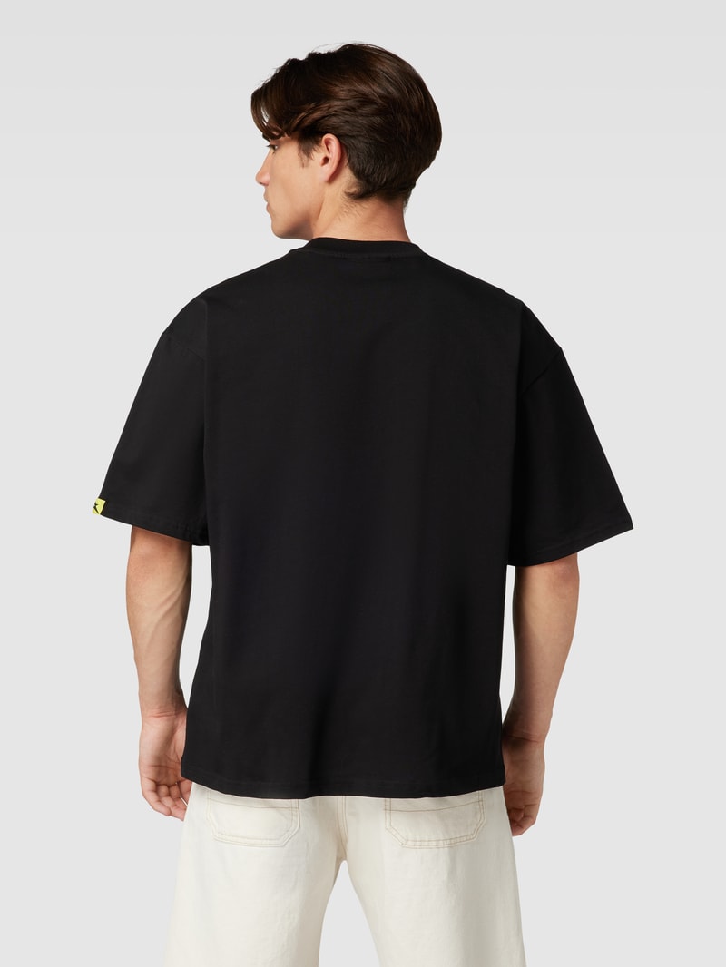 T-Shirt mit Label-Print in schwarz