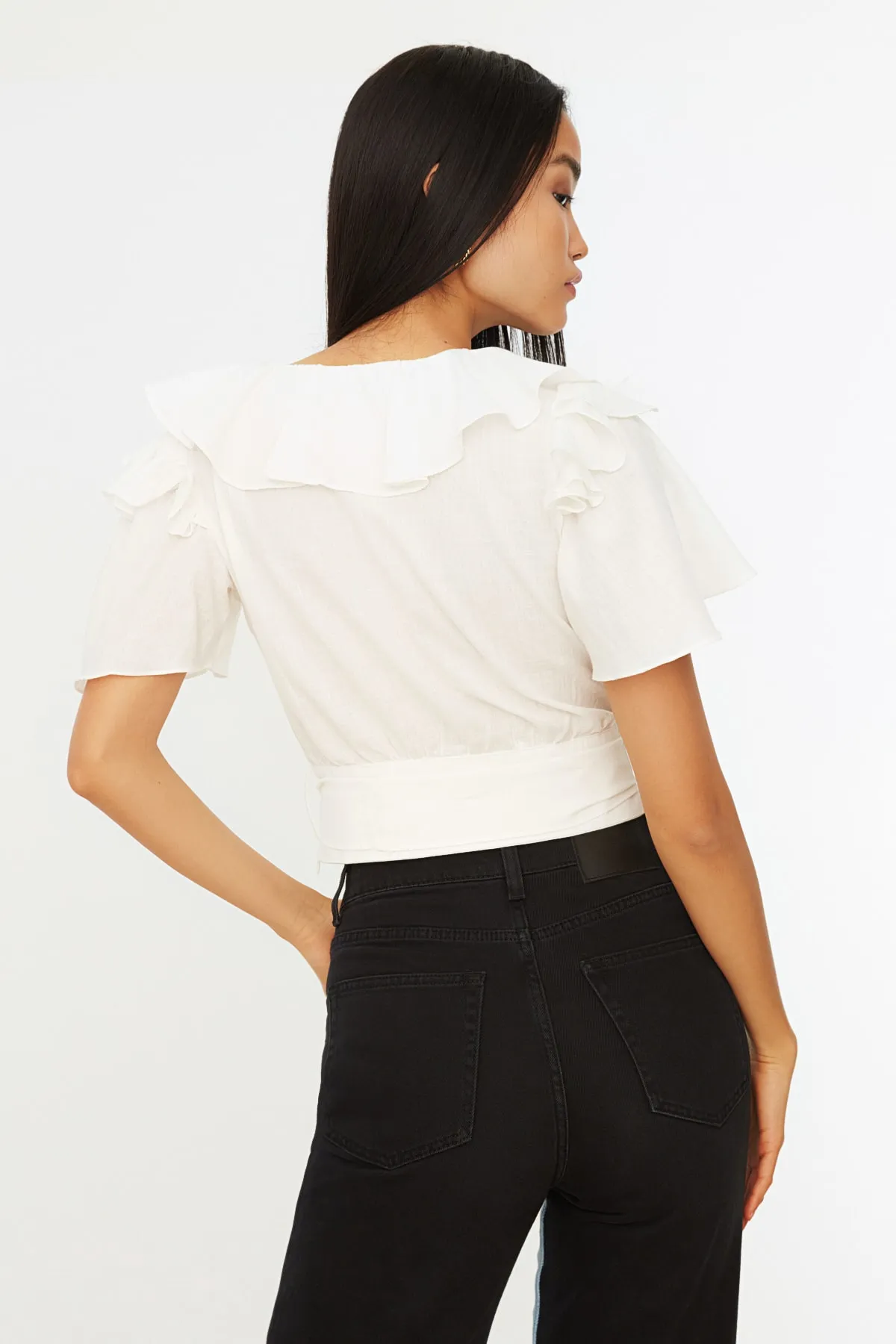 Trendyol Collection  Ecrufarbene, gewebte Bluse mit Rüschen und Bindedetail TWOSS20BZ0351