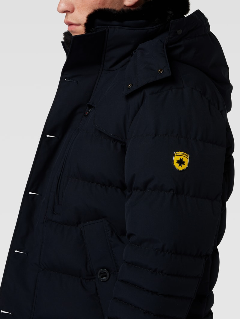 Steppjacke mit Label-Patch in marineblau
