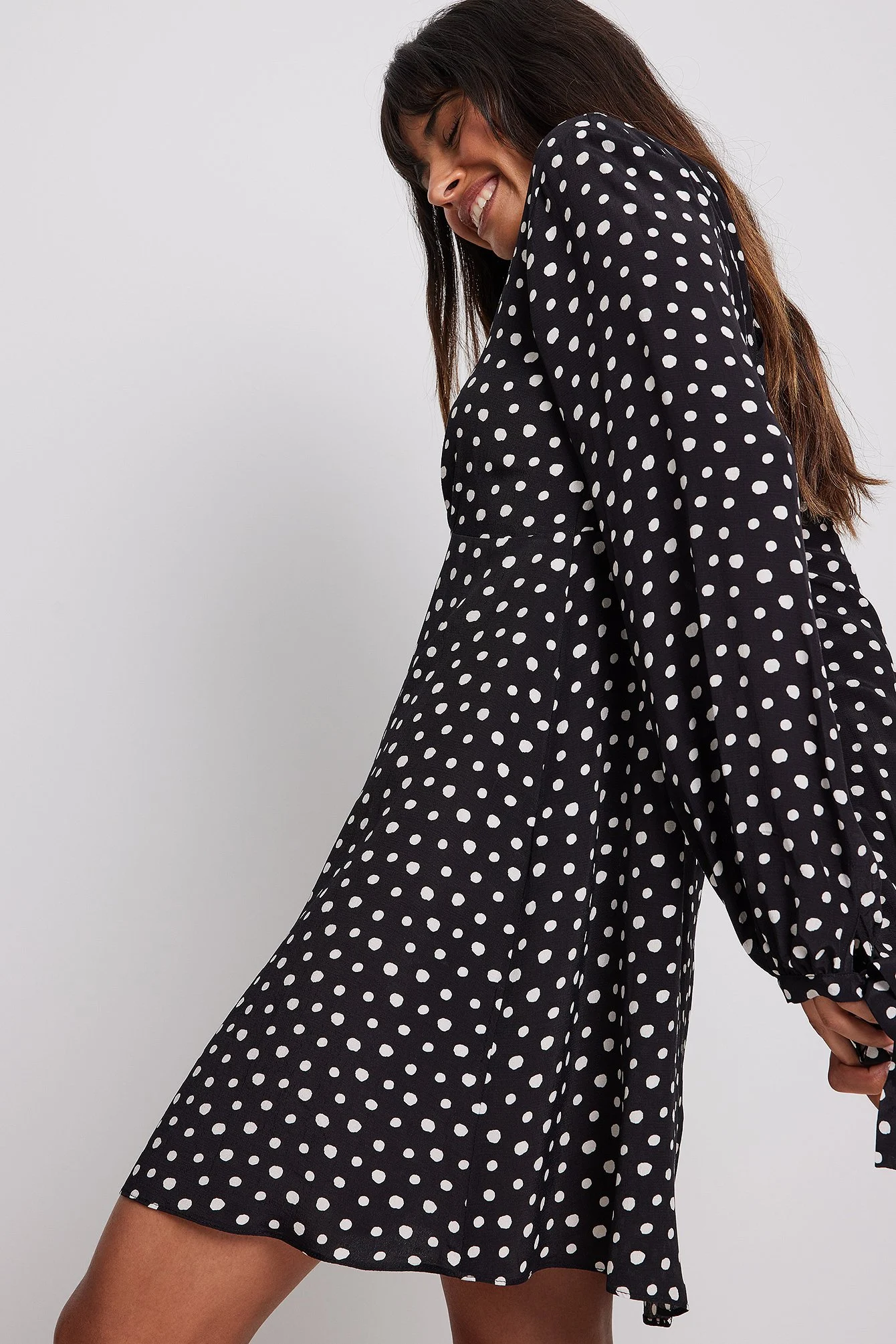 Fließendes Minikleid mit Schleifendetail