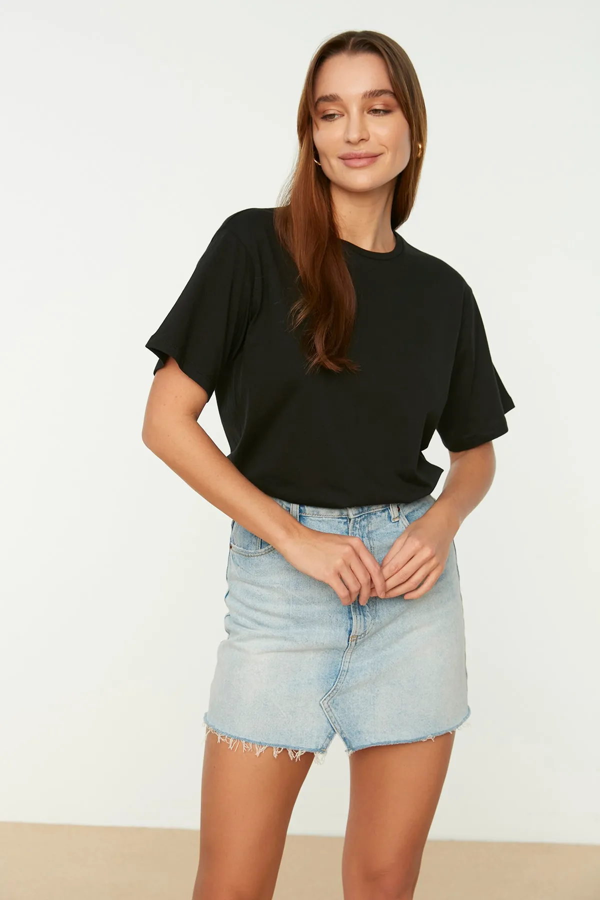Trendyol Collection  Schwarzes, übergroßes/weites Strick-T-Shirt mit Rundhalsausschnitt aus 100 % Baumwolle TWOSS20TS0134
