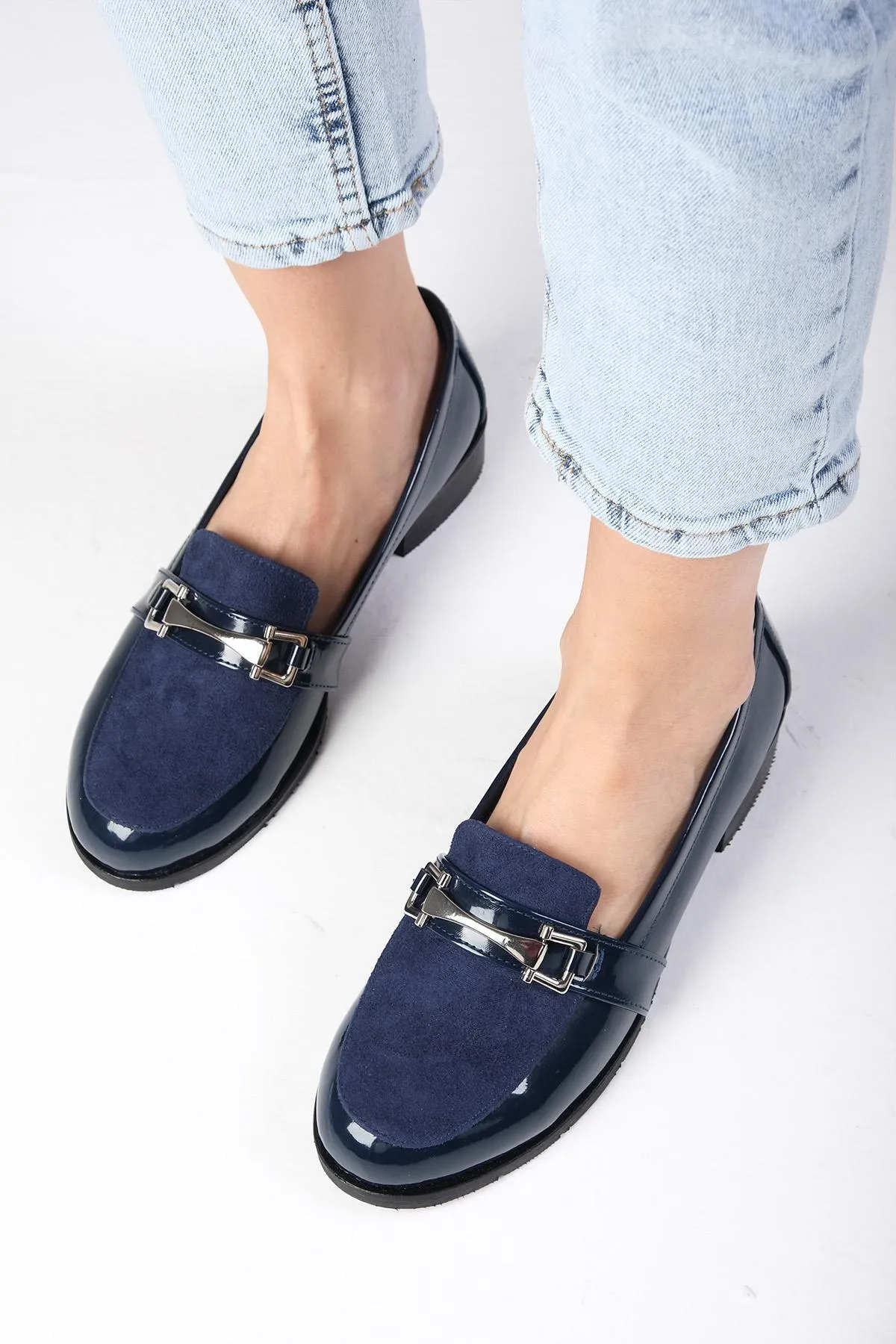 Mio Gusto  Marineblaue, flache Oxford-Schuhe aus Lackleder und Wildleder für Damen