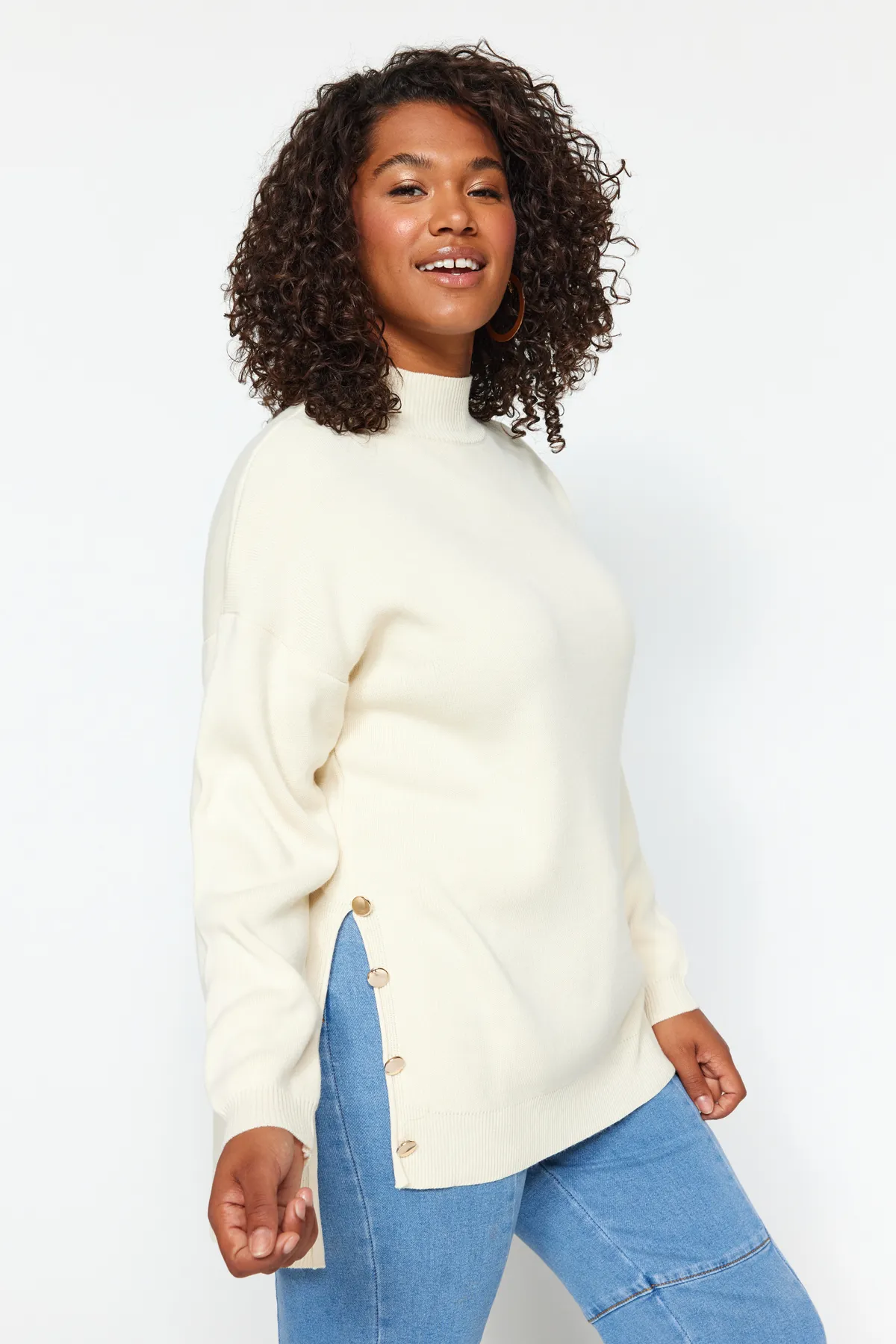 Trendyol Curve  Cremefarbener Rollkragenpullover mit Knöpfen und detailliertem Rollkragen TBBAW24AN00076