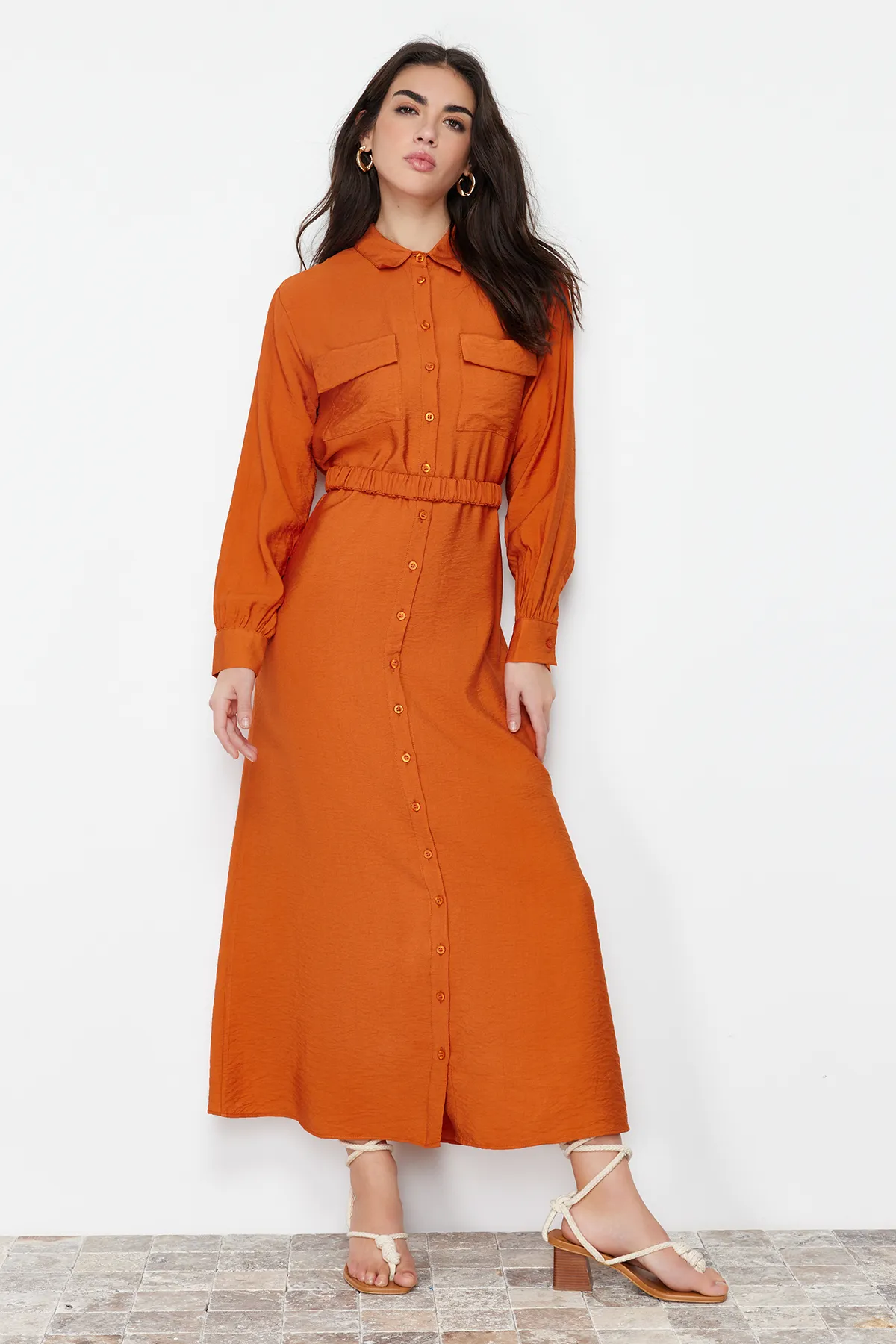 Trendyol Modest  Zimtfarbenes, gewebtes Kleid mit Gummigürtel und Taschendetails TCTSS22EB0034