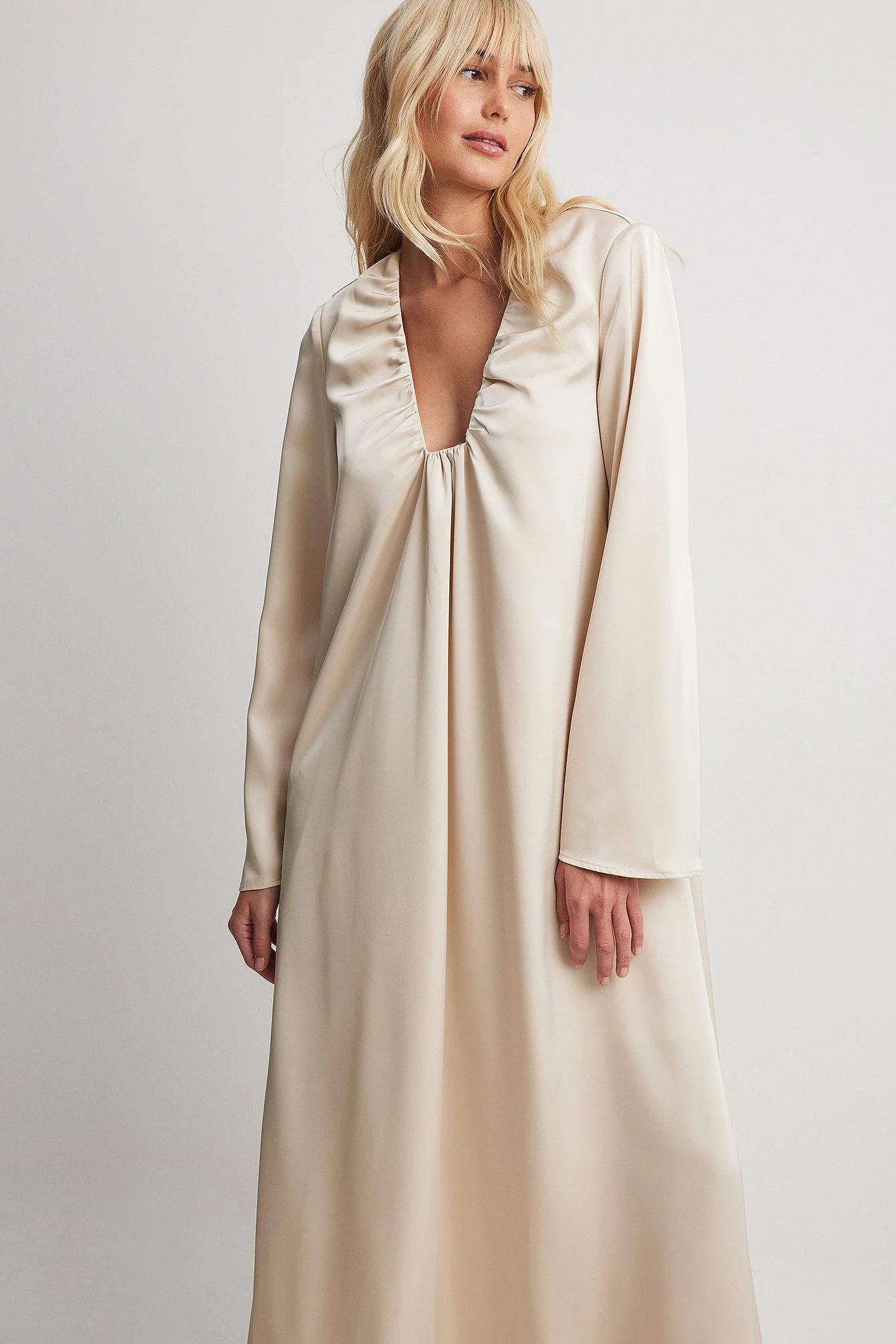 Satin-Maxikleid mit Rüschen am Ausschnitt