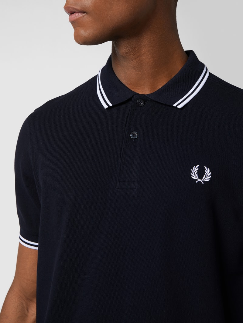 Poloshirt mit Kontrastabschlüssen in marineblau