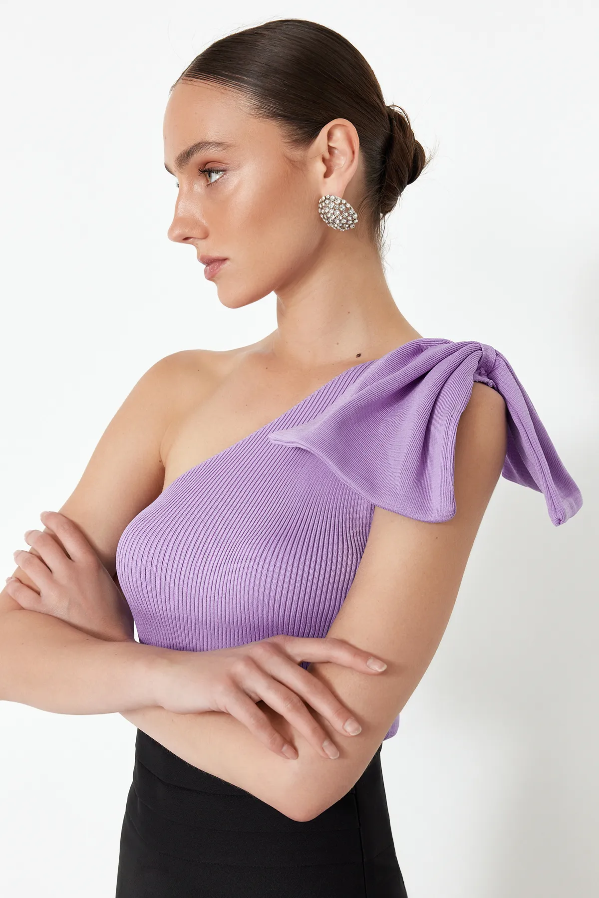 Trendyol Collection  Lila Strickbluse mit Schleife und einem Ärmel TPRSS22BZ0166