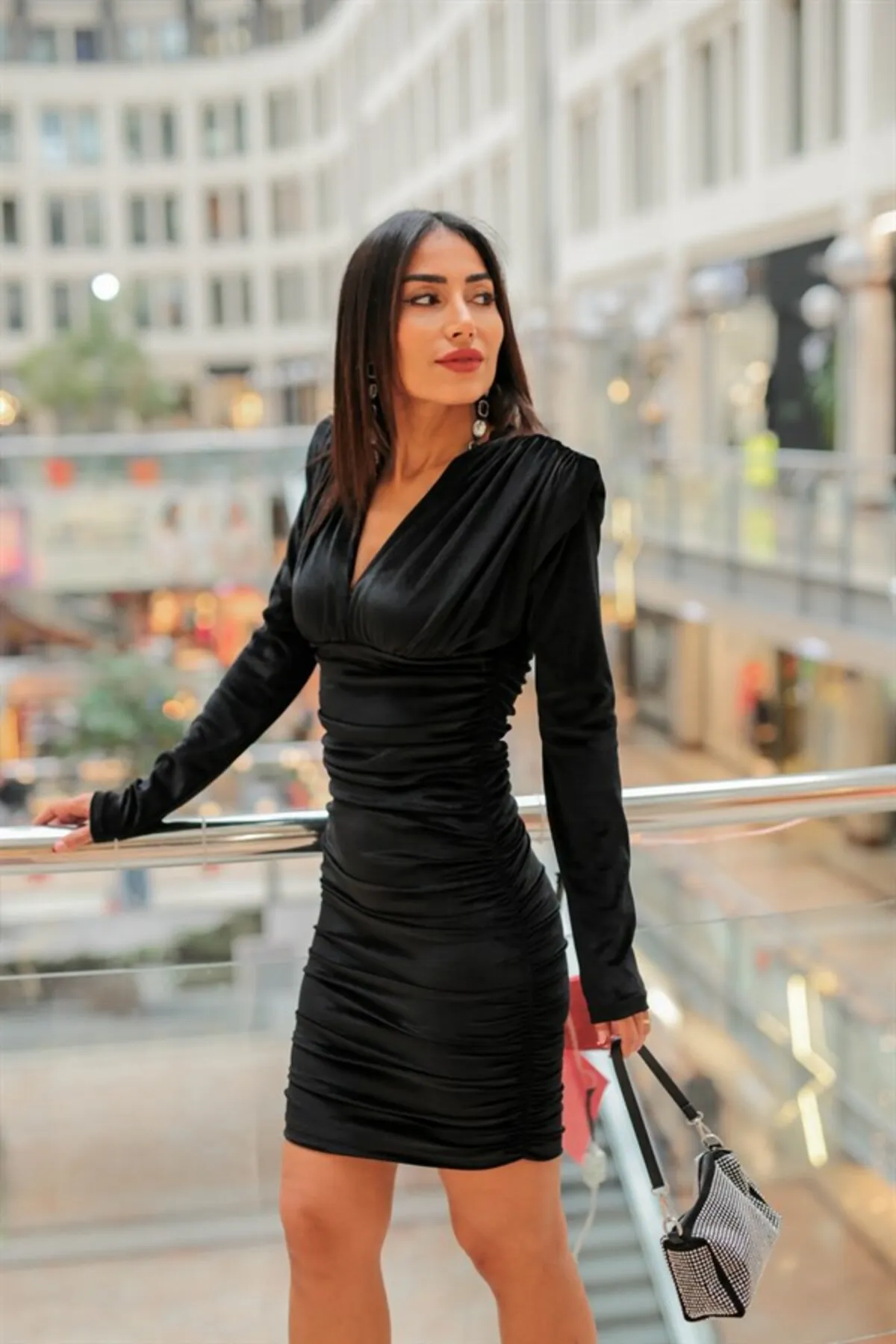Laluvia  Schwarze Schulterpolster, V-Ausschnitt, geraffte Seiten, verstellbare Länge, stilvolles Samtkleid