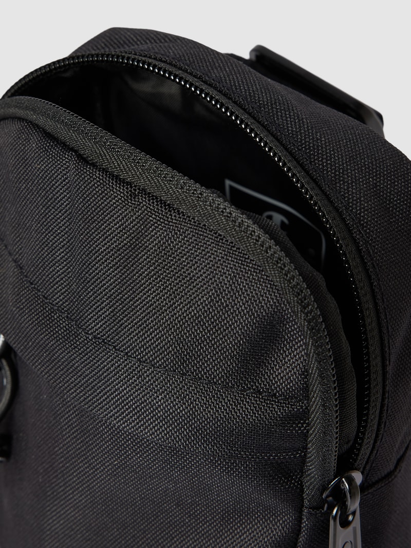 Umhängetasche mit Label-Patch in schwarz