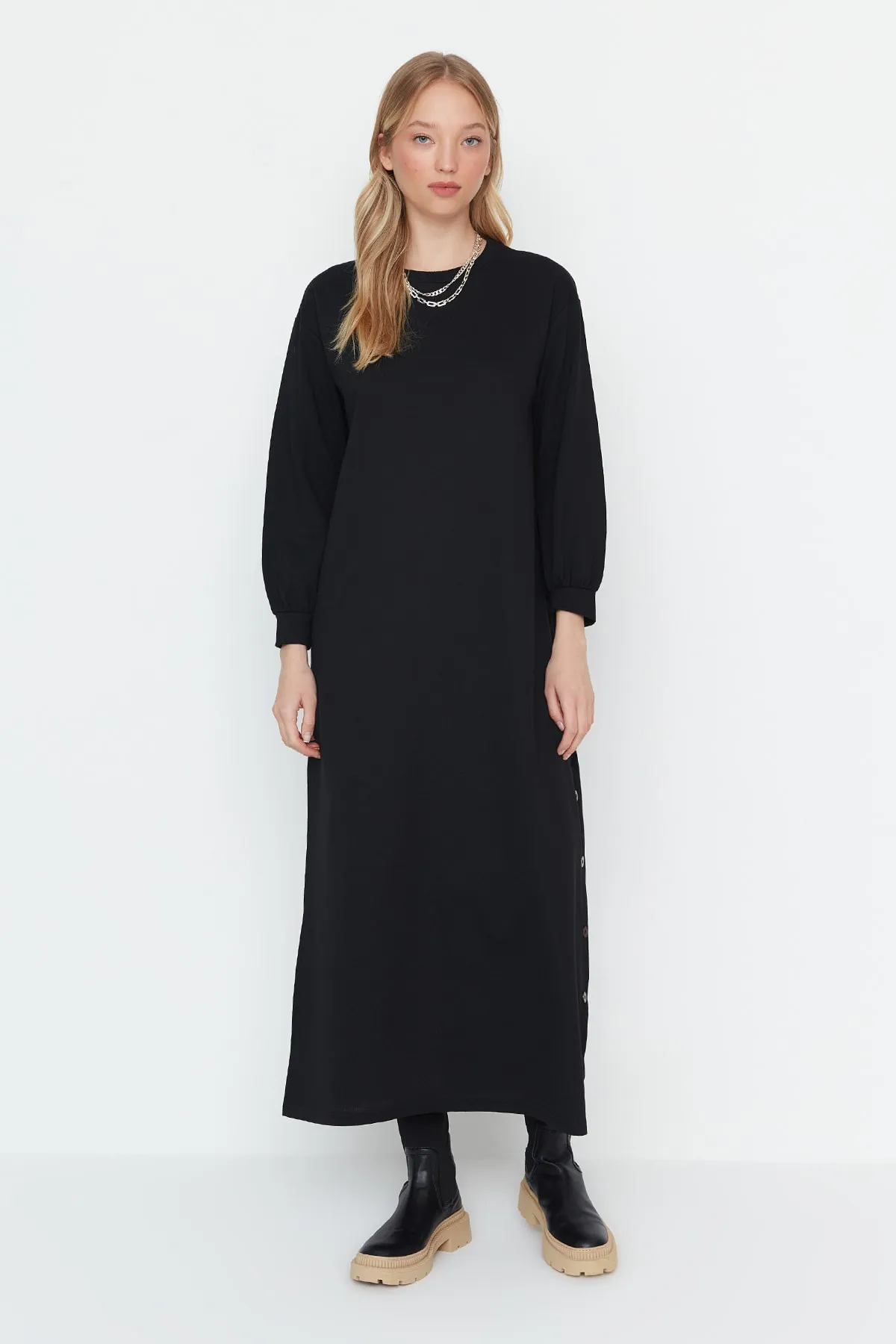 Trendyol Modest  Schwarzes Strickkleid mit Knöpfen und Rock TCTAW23EB00214