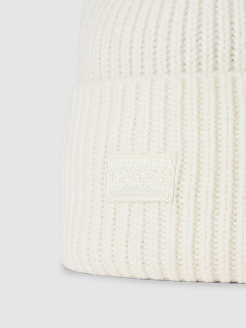 Beanie mit Label-Patch Modell 'Kara' in offwhite