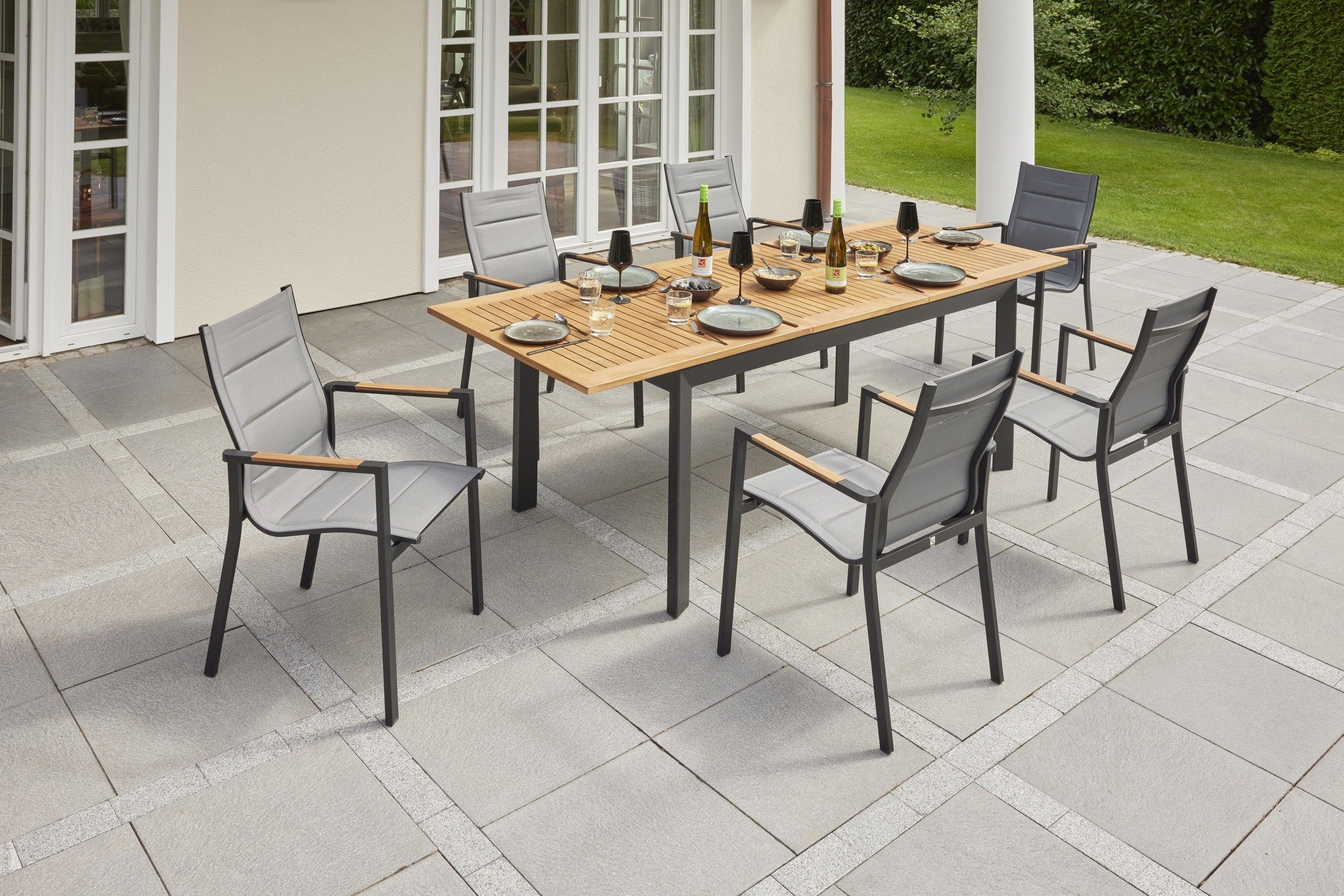 LC Garden Stapelstuhl LC Garden Unicamo Stapelstuhl Textilen matt schwarz/silber Teakholz Gartenstuhl