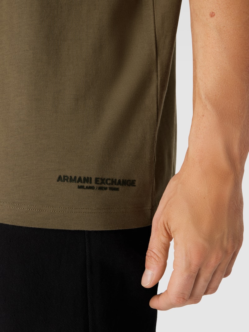 T-Shirt mit Label-Detail in schwarz