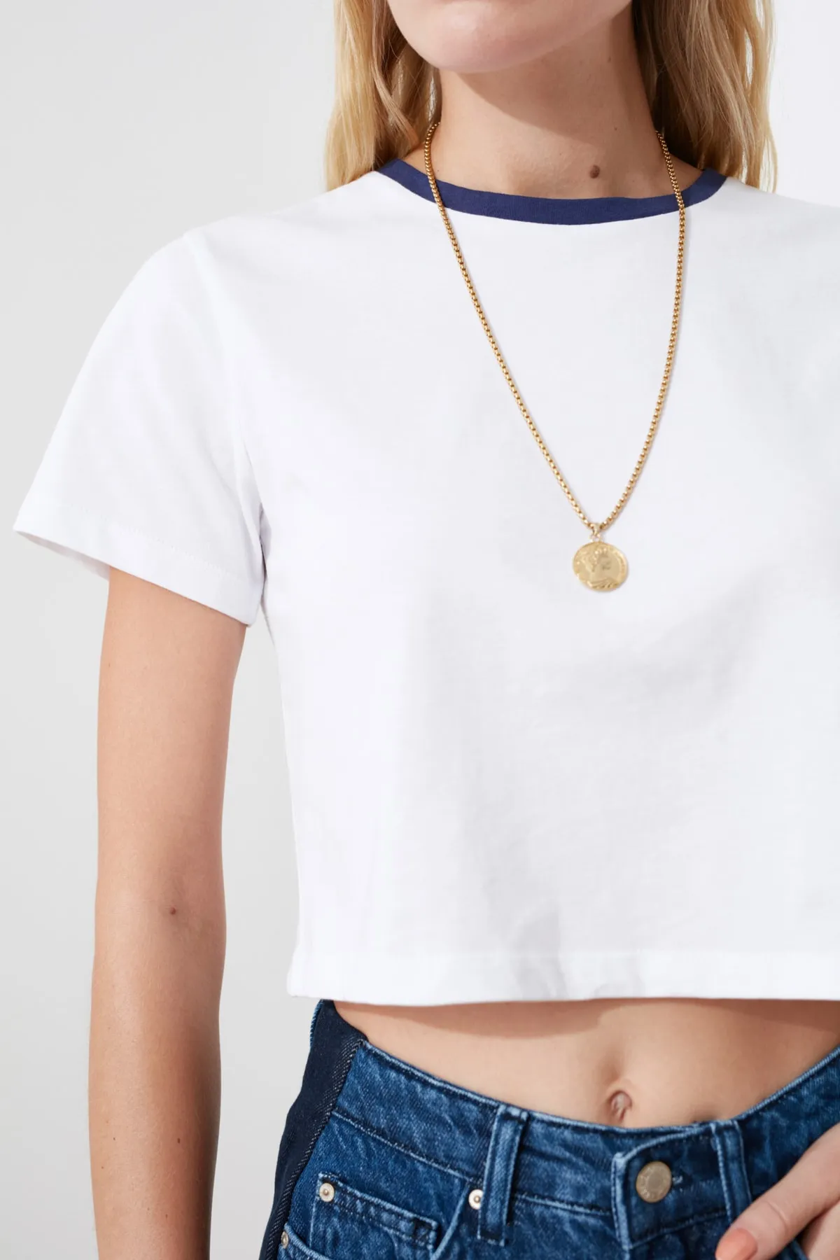 Trendyol Collection  Weißes, bauchfreies, farbiges Strick-T-Shirt mit Rundhalsausschnitt aus 100 % Baumwolle TWOSS21TS0395