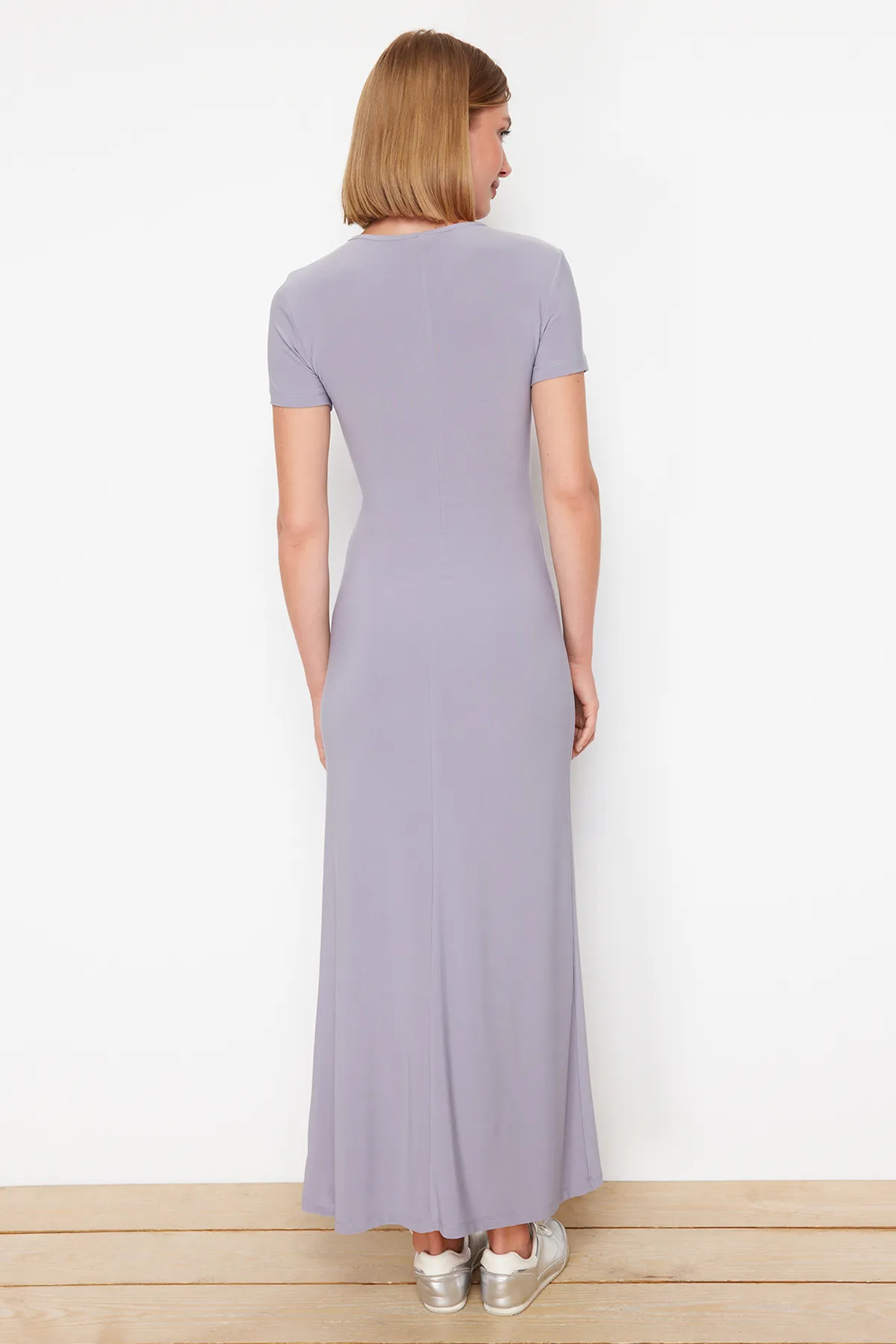 Trendyol Collection  Graues kurzärmliges, figurbetontes Maxi-Bleistiftkleid mit Rundhalsausschnitt und flexiblem Strick TWOSS24EL00097