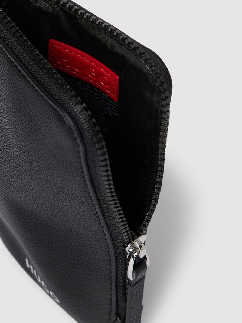 Handytasche mit Label-Print in schwarz